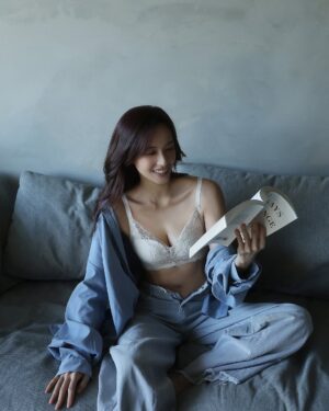 Phoebe Yuan Instagram - 來地球生活四十年了，已經找到最順應自由、最快樂愉悅的方式。每天都用自己喜歡的姿態，做真心熱愛的事，但唯獨有一個地方，還是得老老實實的跟地心引力對抗——那就是身體曲線。

最近的「抗引力」好幫手Triumph 黛安芬 Sculpt Eclipse 月映美型，滿足了我對內衣的所有想像。舒弧鋼圈設計帶來的極致貼合，提供剛剛好的穩定支撐，完全沒有壓迫感。

不管怎麼搭配能都讓胸型自然上提，側邊的副乳也收得很好，整個人看起來輕鬆自在但是更有精神。換上輕薄合身的外衣也不用擔心，月映美型舒適親膚的材質，讓內衣的存在感降到最低，只留下最完美的雕塑曲線。

穿久了月映美型會發現它不只是內衣，而是更像一個給力夥伴，總能讓我自信享受生活的每個時刻。這樣自在的感覺讓我明白，原來真正的優雅氣質，是來自於那份從容不迫的底氣。

@triumph_taiwan 

#月映美型 #SculptEclipse #剛剛好就好 
#JustFeelsRight #Triumph #黛安芬