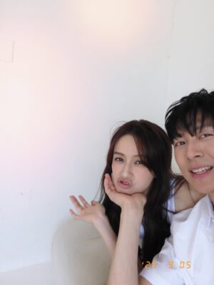 Phoebe Yuan Instagram - 今年真的不知道怎麼一回事，像是被雷打到『轟』！一聲就來到九月了。但除了加了很多的忙碌之外，每天都還是很認真的過日子。

要是說今年上半年讓我最有感觸的，就是去看孫燕姿演唱會這整個過程了吧？因為從高中開始喜歡燕姿，每張專輯都有買，知道他終於又要來開演唱會，期待到不行很早就準備好了，（謝謝高中同學神之手幫忙買票），也借機回了好久沒回去的高雄。

演唱會中燕姿說其實他跟我們一樣，大部分時間都在過平凡的日子，想說今天要吃什麼？『祝你開心』『平日快樂』可以感受到他想要表達成為單純而平凡的人類、快樂的過每一天，也是很幸福的一件事啊！！長大了以後才聽懂他裡面好多的歌詞，都好對應著我從以前到現在各個時期階段的想法、人生、狀態。

高雄的兩天小假期，平靜悠閑又快樂，再回想起以前休假過年回高雄的時候，完全不在當下，永遠都沒有放鬆和開心，其實以前沒有不好啊！到底再不快樂什麼？總擔心離開螢光幕太久了，如果過完年沒有工作或是拍戲，在外人眼裡好像就是工作不順遂，然後就真的過氣每況愈下了。以前被教育得不夠積極、沒有競爭心就等於機會要被別人搶走，每天擔心自己不夠努力、不夠會社交、不夠會耍心機，深怕哪天運氣來的時候沒有抓到，一切所有的一切好像都在告訴你說，就是要成為最特別、最厲害、最閃亮的那一顆巨星，才有資格擁有快樂。

但真的是這樣的嗎？誰說當個平凡的人就不能擁有快樂？現在做我舒服自在的工作、學習我有興趣的東西、每天想著等等要吃什麼，夾腳拖穿上就跟老魚到處跑來跑去，不再追求特別、不再吃力的要成為那個社會認爲的：入這行就該變成的好棒棒的明星模樣。我那天晚上跟秀容散步在駁二的街道上，宵夜跑去家附近的夜市吃炸臭豆腐，慶幸我想通了這件事，也慶幸經過社會洗禮一番後，我還是我，並且現在一切都好。

我覺得我很平凡，但很快樂。

（平時貼文不放音樂，很怕干擾大家，但這篇就是平日快樂這首歌的感觸，讓我破例一下吧！祝大家平日快樂！）

#平日快樂
