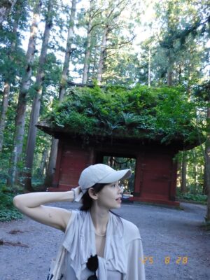 Phoebe Yuan Instagram - 今年真的不知道怎麼一回事，像是被雷打到『轟』！一聲就來到九月了。但除了加了很多的忙碌之外，每天都還是很認真的過日子。

要是說今年上半年讓我最有感觸的，就是去看孫燕姿演唱會這整個過程了吧？因為從高中開始喜歡燕姿，每張專輯都有買，知道他終於又要來開演唱會，期待到不行很早就準備好了，（謝謝高中同學神之手幫忙買票），也借機回了好久沒回去的高雄。

演唱會中燕姿說其實他跟我們一樣，大部分時間都在過平凡的日子，想說今天要吃什麼？『祝你開心』『平日快樂』可以感受到他想要表達成為單純而平凡的人類、快樂的過每一天，也是很幸福的一件事啊！！長大了以後才聽懂他裡面好多的歌詞，都好對應著我從以前到現在各個時期階段的想法、人生、狀態。

高雄的兩天小假期，平靜悠閑又快樂，再回想起以前休假過年回高雄的時候，完全不在當下，永遠都沒有放鬆和開心，其實以前沒有不好啊！到底再不快樂什麼？總擔心離開螢光幕太久了，如果過完年沒有工作或是拍戲，在外人眼裡好像就是工作不順遂，然後就真的過氣每況愈下了。以前被教育得不夠積極、沒有競爭心就等於機會要被別人搶走，每天擔心自己不夠努力、不夠會社交、不夠會耍心機，深怕哪天運氣來的時候沒有抓到，一切所有的一切好像都在告訴你說，就是要成為最特別、最厲害、最閃亮的那一顆巨星，才有資格擁有快樂。

但真的是這樣的嗎？誰說當個平凡的人就不能擁有快樂？現在做我舒服自在的工作、學習我有興趣的東西、每天想著等等要吃什麼，夾腳拖穿上就跟老魚到處跑來跑去，不再追求特別、不再吃力的要成為那個社會認爲的：入這行就該變成的好棒棒的明星模樣。我那天晚上跟秀容散步在駁二的街道上，宵夜跑去家附近的夜市吃炸臭豆腐，慶幸我想通了這件事，也慶幸經過社會洗禮一番後，我還是我，並且現在一切都好。

我覺得我很平凡，但很快樂。

（平時貼文不放音樂，很怕干擾大家，但這篇就是平日快樂這首歌的感觸，讓我破例一下吧！祝大家平日快樂！）

#平日快樂