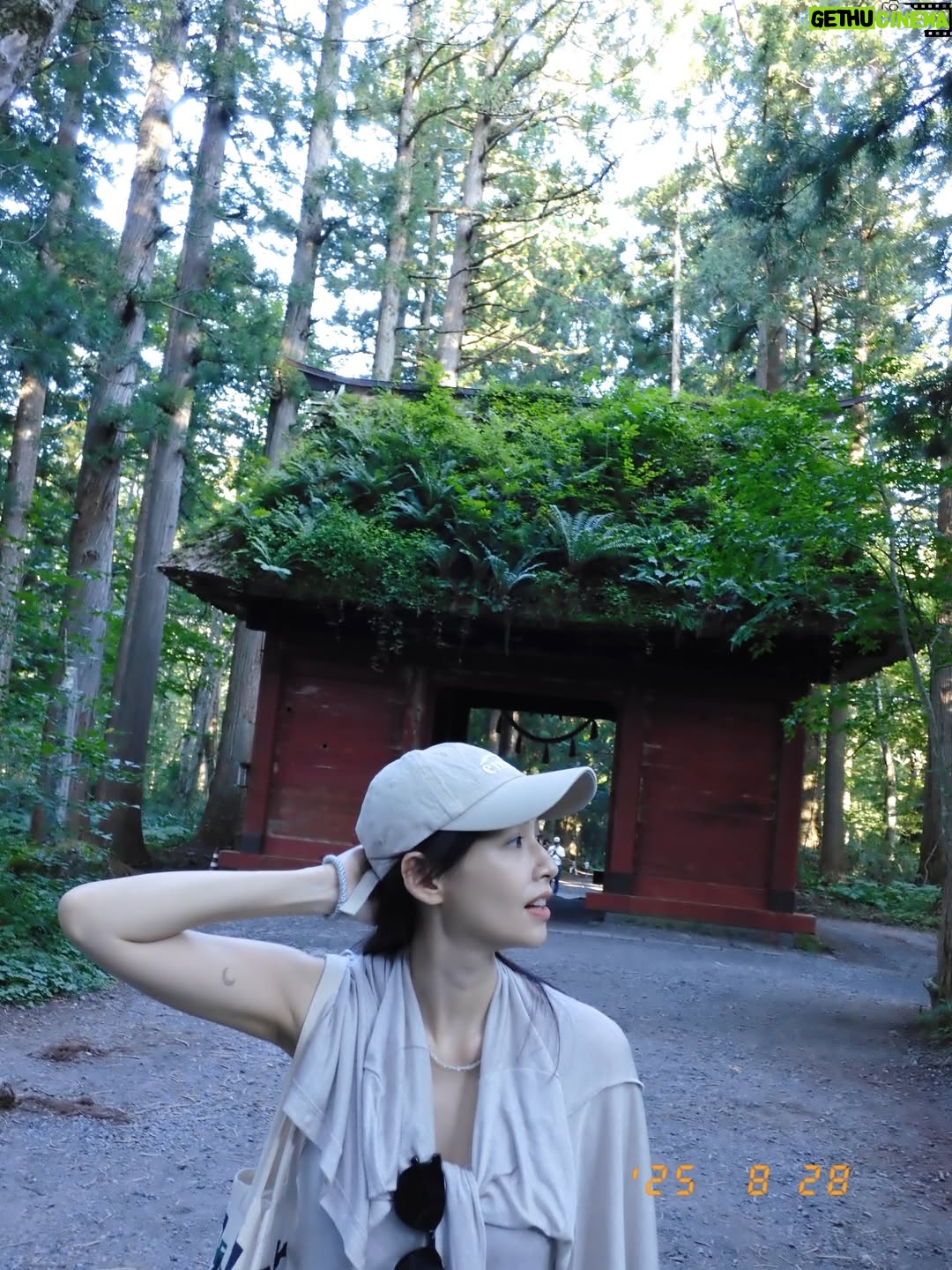 Phoebe Yuan - 10.5K Likes - 今年真的不知道怎麼一回事，像是被雷打到『轟』！一聲就來到九月了。但除了加了很多的忙碌之外，每天都還是很認真的過日子。

要是說今年上半年讓我最有感觸的，就是去看孫燕姿演唱會這整個過程了吧？因為從高中開始喜歡燕姿，每張專輯都有買，知道他終於又要來開演唱會，期待到不行很早就準備好了，（謝謝高中同學神之手幫忙買票），也借機回了好久沒回去的高雄。

演唱會中燕姿說其實他跟我們一樣，大部分時間都在過平凡的日子，想說今天要吃什麼？『祝你開心』『平日快樂』可以感受到他想要表達成為單純而平凡的人類、快樂的過每一天，也是很幸福的一件事啊！！長大了以後才聽懂他裡面好多的歌詞，都好對應著我從以前到現在各個時期階段的想法、人生、狀態。

高雄的兩天小假期，平靜悠閑又快樂，再回想起以前休假過年回高雄的時候，完全不在當下，永遠都沒有放鬆和開心，其實以前沒有不好啊！到底再不快樂什麼？總擔心離開螢光幕太久了，如果過完年沒有工作或是拍戲，在外人眼裡好像就是工作不順遂，然後就真的過氣每況愈下了。以前被教育得不夠積極、沒有競爭心就等於機會要被別人搶走，每天擔心自己不夠努力、不夠會社交、不夠會耍心機，深怕哪天運氣來的時候沒有抓到，一切所有的一切好像都在告訴你說，就是要成為最特別、最厲害、最閃亮的那一顆巨星，才有資格擁有快樂。

但真的是這樣的嗎？誰說當個平凡的人就不能擁有快樂？現在做我舒服自在的工作、學習我有興趣的東西、每天想著等等要吃什麼，夾腳拖穿上就跟老魚到處跑來跑去，不再追求特別、不再吃力的要成為那個社會認爲的：入這行就該變成的好棒棒的明星模樣。我那天晚上跟秀容散步在駁二的街道上，宵夜跑去家附近的夜市吃炸臭豆腐，慶幸我想通了這件事，也慶幸經過社會洗禮一番後，我還是我，並且現在一切都好。

我覺得我很平凡，但很快樂。

（平時貼文不放音樂，很怕干擾大家，但這篇就是平日快樂這首歌的感觸，讓我破例一下吧！祝大家平日快樂！）

#平日快樂