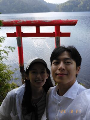 Phoebe Yuan Instagram - 今年真的不知道怎麼一回事，像是被雷打到『轟』！一聲就來到九月了。但除了加了很多的忙碌之外，每天都還是很認真的過日子。

要是說今年上半年讓我最有感觸的，就是去看孫燕姿演唱會這整個過程了吧？因為從高中開始喜歡燕姿，每張專輯都有買，知道他終於又要來開演唱會，期待到不行很早就準備好了，（謝謝高中同學神之手幫忙買票），也借機回了好久沒回去的高雄。

演唱會中燕姿說其實他跟我們一樣，大部分時間都在過平凡的日子，想說今天要吃什麼？『祝你開心』『平日快樂』可以感受到他想要表達成為單純而平凡的人類、快樂的過每一天，也是很幸福的一件事啊！！長大了以後才聽懂他裡面好多的歌詞，都好對應著我從以前到現在各個時期階段的想法、人生、狀態。

高雄的兩天小假期，平靜悠閑又快樂，再回想起以前休假過年回高雄的時候，完全不在當下，永遠都沒有放鬆和開心，其實以前沒有不好啊！到底再不快樂什麼？總擔心離開螢光幕太久了，如果過完年沒有工作或是拍戲，在外人眼裡好像就是工作不順遂，然後就真的過氣每況愈下了。以前被教育得不夠積極、沒有競爭心就等於機會要被別人搶走，每天擔心自己不夠努力、不夠會社交、不夠會耍心機，深怕哪天運氣來的時候沒有抓到，一切所有的一切好像都在告訴你說，就是要成為最特別、最厲害、最閃亮的那一顆巨星，才有資格擁有快樂。

但真的是這樣的嗎？誰說當個平凡的人就不能擁有快樂？現在做我舒服自在的工作、學習我有興趣的東西、每天想著等等要吃什麼，夾腳拖穿上就跟老魚到處跑來跑去，不再追求特別、不再吃力的要成為那個社會認爲的：入這行就該變成的好棒棒的明星模樣。我那天晚上跟秀容散步在駁二的街道上，宵夜跑去家附近的夜市吃炸臭豆腐，慶幸我想通了這件事，也慶幸經過社會洗禮一番後，我還是我，並且現在一切都好。

我覺得我很平凡，但很快樂。

（平時貼文不放音樂，很怕干擾大家，但這篇就是平日快樂這首歌的感觸，讓我破例一下吧！祝大家平日快樂！）

#平日快樂