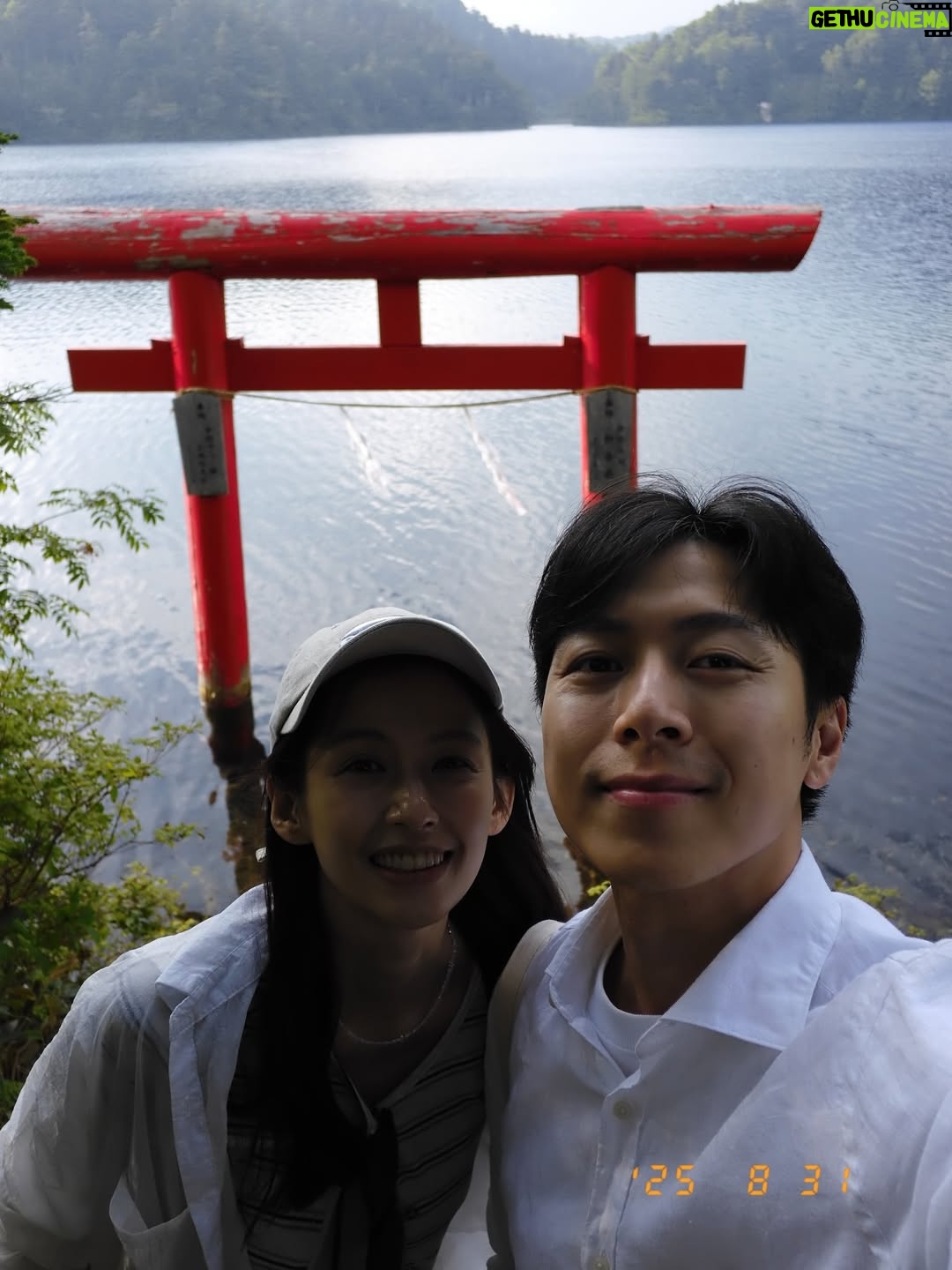 Phoebe Yuan - 10.5K Likes - 今年真的不知道怎麼一回事，像是被雷打到『轟』！一聲就來到九月了。但除了加了很多的忙碌之外，每天都還是很認真的過日子。

要是說今年上半年讓我最有感觸的，就是去看孫燕姿演唱會這整個過程了吧？因為從高中開始喜歡燕姿，每張專輯都有買，知道他終於又要來開演唱會，期待到不行很早就準備好了，（謝謝高中同學神之手幫忙買票），也借機回了好久沒回去的高雄。

演唱會中燕姿說其實他跟我們一樣，大部分時間都在過平凡的日子，想說今天要吃什麼？『祝你開心』『平日快樂』可以感受到他想要表達成為單純而平凡的人類、快樂的過每一天，也是很幸福的一件事啊！！長大了以後才聽懂他裡面好多的歌詞，都好對應著我從以前到現在各個時期階段的想法、人生、狀態。

高雄的兩天小假期，平靜悠閑又快樂，再回想起以前休假過年回高雄的時候，完全不在當下，永遠都沒有放鬆和開心，其實以前沒有不好啊！到底再不快樂什麼？總擔心離開螢光幕太久了，如果過完年沒有工作或是拍戲，在外人眼裡好像就是工作不順遂，然後就真的過氣每況愈下了。以前被教育得不夠積極、沒有競爭心就等於機會要被別人搶走，每天擔心自己不夠努力、不夠會社交、不夠會耍心機，深怕哪天運氣來的時候沒有抓到，一切所有的一切好像都在告訴你說，就是要成為最特別、最厲害、最閃亮的那一顆巨星，才有資格擁有快樂。

但真的是這樣的嗎？誰說當個平凡的人就不能擁有快樂？現在做我舒服自在的工作、學習我有興趣的東西、每天想著等等要吃什麼，夾腳拖穿上就跟老魚到處跑來跑去，不再追求特別、不再吃力的要成為那個社會認爲的：入這行就該變成的好棒棒的明星模樣。我那天晚上跟秀容散步在駁二的街道上，宵夜跑去家附近的夜市吃炸臭豆腐，慶幸我想通了這件事，也慶幸經過社會洗禮一番後，我還是我，並且現在一切都好。

我覺得我很平凡，但很快樂。

（平時貼文不放音樂，很怕干擾大家，但這篇就是平日快樂這首歌的感觸，讓我破例一下吧！祝大家平日快樂！）

#平日快樂