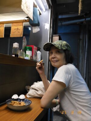 Phoebe Yuan Instagram - 今年真的不知道怎麼一回事，像是被雷打到『轟』！一聲就來到九月了。但除了加了很多的忙碌之外，每天都還是很認真的過日子。

要是說今年上半年讓我最有感觸的，就是去看孫燕姿演唱會這整個過程了吧？因為從高中開始喜歡燕姿，每張專輯都有買，知道他終於又要來開演唱會，期待到不行很早就準備好了，（謝謝高中同學神之手幫忙買票），也借機回了好久沒回去的高雄。

演唱會中燕姿說其實他跟我們一樣，大部分時間都在過平凡的日子，想說今天要吃什麼？『祝你開心』『平日快樂』可以感受到他想要表達成為單純而平凡的人類、快樂的過每一天，也是很幸福的一件事啊！！長大了以後才聽懂他裡面好多的歌詞，都好對應著我從以前到現在各個時期階段的想法、人生、狀態。

高雄的兩天小假期，平靜悠閑又快樂，再回想起以前休假過年回高雄的時候，完全不在當下，永遠都沒有放鬆和開心，其實以前沒有不好啊！到底再不快樂什麼？總擔心離開螢光幕太久了，如果過完年沒有工作或是拍戲，在外人眼裡好像就是工作不順遂，然後就真的過氣每況愈下了。以前被教育得不夠積極、沒有競爭心就等於機會要被別人搶走，每天擔心自己不夠努力、不夠會社交、不夠會耍心機，深怕哪天運氣來的時候沒有抓到，一切所有的一切好像都在告訴你說，就是要成為最特別、最厲害、最閃亮的那一顆巨星，才有資格擁有快樂。

但真的是這樣的嗎？誰說當個平凡的人就不能擁有快樂？現在做我舒服自在的工作、學習我有興趣的東西、每天想著等等要吃什麼，夾腳拖穿上就跟老魚到處跑來跑去，不再追求特別、不再吃力的要成為那個社會認爲的：入這行就該變成的好棒棒的明星模樣。我那天晚上跟秀容散步在駁二的街道上，宵夜跑去家附近的夜市吃炸臭豆腐，慶幸我想通了這件事，也慶幸經過社會洗禮一番後，我還是我，並且現在一切都好。

我覺得我很平凡，但很快樂。

（平時貼文不放音樂，很怕干擾大家，但這篇就是平日快樂這首歌的感觸，讓我破例一下吧！祝大家平日快樂！）

#平日快樂
