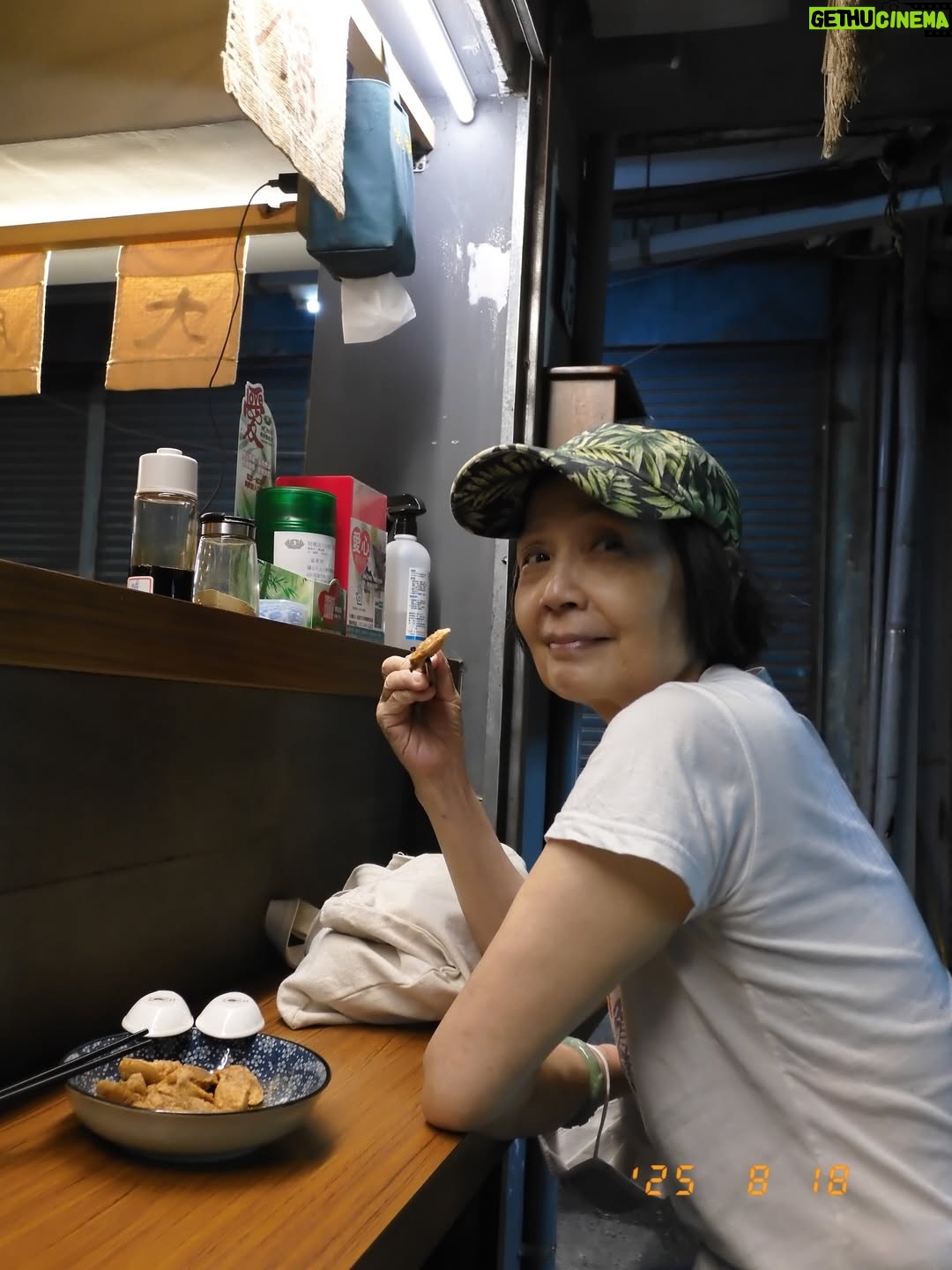 Phoebe Yuan - 10.5K Likes - 今年真的不知道怎麼一回事，像是被雷打到『轟』！一聲就來到九月了。但除了加了很多的忙碌之外，每天都還是很認真的過日子。

要是說今年上半年讓我最有感觸的，就是去看孫燕姿演唱會這整個過程了吧？因為從高中開始喜歡燕姿，每張專輯都有買，知道他終於又要來開演唱會，期待到不行很早就準備好了，（謝謝高中同學神之手幫忙買票），也借機回了好久沒回去的高雄。

演唱會中燕姿說其實他跟我們一樣，大部分時間都在過平凡的日子，想說今天要吃什麼？『祝你開心』『平日快樂』可以感受到他想要表達成為單純而平凡的人類、快樂的過每一天，也是很幸福的一件事啊！！長大了以後才聽懂他裡面好多的歌詞，都好對應著我從以前到現在各個時期階段的想法、人生、狀態。

高雄的兩天小假期，平靜悠閑又快樂，再回想起以前休假過年回高雄的時候，完全不在當下，永遠都沒有放鬆和開心，其實以前沒有不好啊！到底再不快樂什麼？總擔心離開螢光幕太久了，如果過完年沒有工作或是拍戲，在外人眼裡好像就是工作不順遂，然後就真的過氣每況愈下了。以前被教育得不夠積極、沒有競爭心就等於機會要被別人搶走，每天擔心自己不夠努力、不夠會社交、不夠會耍心機，深怕哪天運氣來的時候沒有抓到，一切所有的一切好像都在告訴你說，就是要成為最特別、最厲害、最閃亮的那一顆巨星，才有資格擁有快樂。

但真的是這樣的嗎？誰說當個平凡的人就不能擁有快樂？現在做我舒服自在的工作、學習我有興趣的東西、每天想著等等要吃什麼，夾腳拖穿上就跟老魚到處跑來跑去，不再追求特別、不再吃力的要成為那個社會認爲的：入這行就該變成的好棒棒的明星模樣。我那天晚上跟秀容散步在駁二的街道上，宵夜跑去家附近的夜市吃炸臭豆腐，慶幸我想通了這件事，也慶幸經過社會洗禮一番後，我還是我，並且現在一切都好。

我覺得我很平凡，但很快樂。

（平時貼文不放音樂，很怕干擾大家，但這篇就是平日快樂這首歌的感觸，讓我破例一下吧！祝大家平日快樂！）

#平日快樂