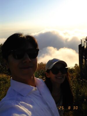 Phoebe Yuan Instagram - 今年真的不知道怎麼一回事，像是被雷打到『轟』！一聲就來到九月了。但除了加了很多的忙碌之外，每天都還是很認真的過日子。

要是說今年上半年讓我最有感觸的，就是去看孫燕姿演唱會這整個過程了吧？因為從高中開始喜歡燕姿，每張專輯都有買，知道他終於又要來開演唱會，期待到不行很早就準備好了，（謝謝高中同學神之手幫忙買票），也借機回了好久沒回去的高雄。

演唱會中燕姿說其實他跟我們一樣，大部分時間都在過平凡的日子，想說今天要吃什麼？『祝你開心』『平日快樂』可以感受到他想要表達成為單純而平凡的人類、快樂的過每一天，也是很幸福的一件事啊！！長大了以後才聽懂他裡面好多的歌詞，都好對應著我從以前到現在各個時期階段的想法、人生、狀態。

高雄的兩天小假期，平靜悠閑又快樂，再回想起以前休假過年回高雄的時候，完全不在當下，永遠都沒有放鬆和開心，其實以前沒有不好啊！到底再不快樂什麼？總擔心離開螢光幕太久了，如果過完年沒有工作或是拍戲，在外人眼裡好像就是工作不順遂，然後就真的過氣每況愈下了。以前被教育得不夠積極、沒有競爭心就等於機會要被別人搶走，每天擔心自己不夠努力、不夠會社交、不夠會耍心機，深怕哪天運氣來的時候沒有抓到，一切所有的一切好像都在告訴你說，就是要成為最特別、最厲害、最閃亮的那一顆巨星，才有資格擁有快樂。

但真的是這樣的嗎？誰說當個平凡的人就不能擁有快樂？現在做我舒服自在的工作、學習我有興趣的東西、每天想著等等要吃什麼，夾腳拖穿上就跟老魚到處跑來跑去，不再追求特別、不再吃力的要成為那個社會認爲的：入這行就該變成的好棒棒的明星模樣。我那天晚上跟秀容散步在駁二的街道上，宵夜跑去家附近的夜市吃炸臭豆腐，慶幸我想通了這件事，也慶幸經過社會洗禮一番後，我還是我，並且現在一切都好。

我覺得我很平凡，但很快樂。

（平時貼文不放音樂，很怕干擾大家，但這篇就是平日快樂這首歌的感觸，讓我破例一下吧！祝大家平日快樂！）

#平日快樂