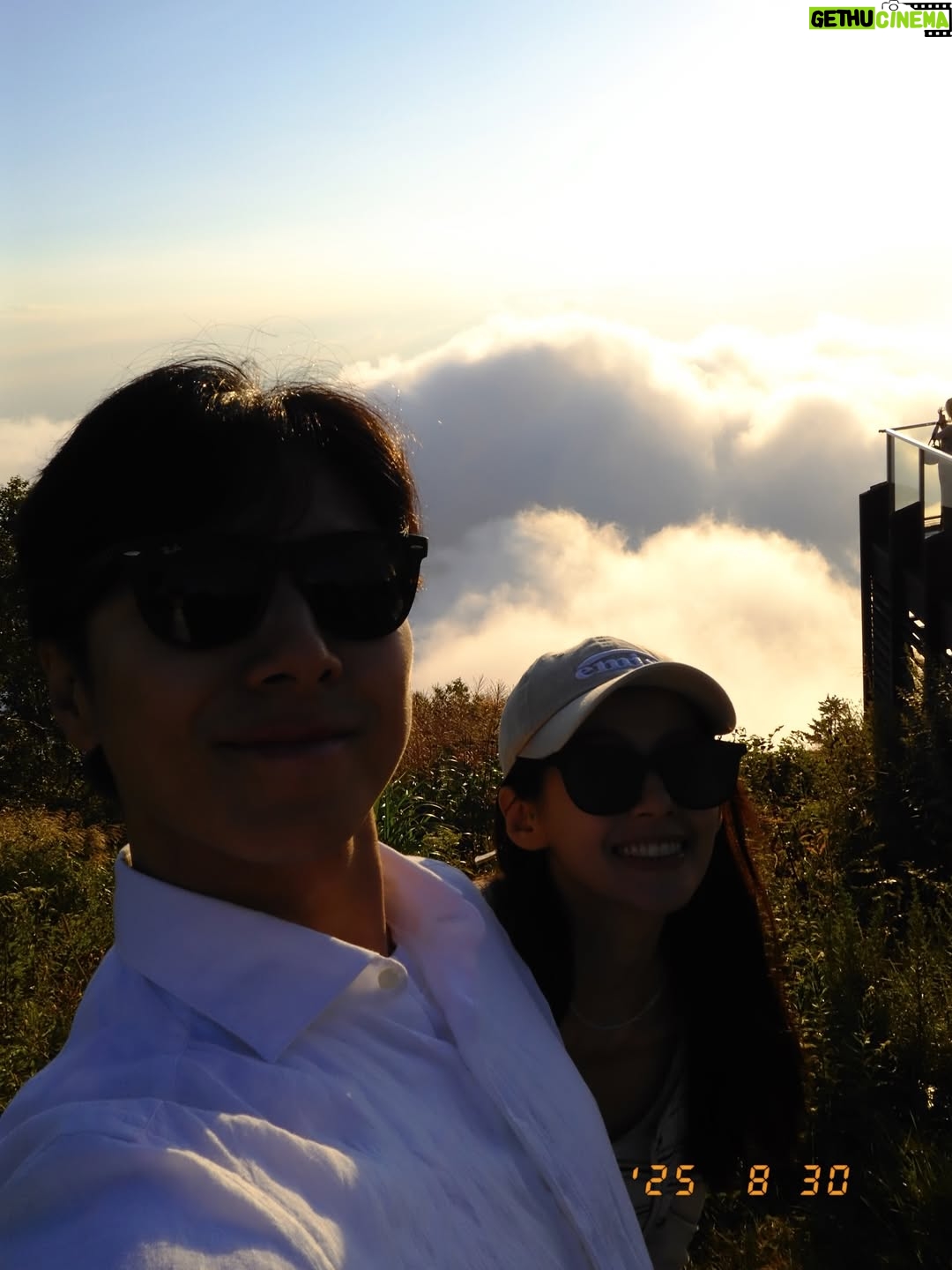 Phoebe Yuan - 10.5K Likes - 今年真的不知道怎麼一回事，像是被雷打到『轟』！一聲就來到九月了。但除了加了很多的忙碌之外，每天都還是很認真的過日子。

要是說今年上半年讓我最有感觸的，就是去看孫燕姿演唱會這整個過程了吧？因為從高中開始喜歡燕姿，每張專輯都有買，知道他終於又要來開演唱會，期待到不行很早就準備好了，（謝謝高中同學神之手幫忙買票），也借機回了好久沒回去的高雄。

演唱會中燕姿說其實他跟我們一樣，大部分時間都在過平凡的日子，想說今天要吃什麼？『祝你開心』『平日快樂』可以感受到他想要表達成為單純而平凡的人類、快樂的過每一天，也是很幸福的一件事啊！！長大了以後才聽懂他裡面好多的歌詞，都好對應著我從以前到現在各個時期階段的想法、人生、狀態。

高雄的兩天小假期，平靜悠閑又快樂，再回想起以前休假過年回高雄的時候，完全不在當下，永遠都沒有放鬆和開心，其實以前沒有不好啊！到底再不快樂什麼？總擔心離開螢光幕太久了，如果過完年沒有工作或是拍戲，在外人眼裡好像就是工作不順遂，然後就真的過氣每況愈下了。以前被教育得不夠積極、沒有競爭心就等於機會要被別人搶走，每天擔心自己不夠努力、不夠會社交、不夠會耍心機，深怕哪天運氣來的時候沒有抓到，一切所有的一切好像都在告訴你說，就是要成為最特別、最厲害、最閃亮的那一顆巨星，才有資格擁有快樂。

但真的是這樣的嗎？誰說當個平凡的人就不能擁有快樂？現在做我舒服自在的工作、學習我有興趣的東西、每天想著等等要吃什麼，夾腳拖穿上就跟老魚到處跑來跑去，不再追求特別、不再吃力的要成為那個社會認爲的：入這行就該變成的好棒棒的明星模樣。我那天晚上跟秀容散步在駁二的街道上，宵夜跑去家附近的夜市吃炸臭豆腐，慶幸我想通了這件事，也慶幸經過社會洗禮一番後，我還是我，並且現在一切都好。

我覺得我很平凡，但很快樂。

（平時貼文不放音樂，很怕干擾大家，但這篇就是平日快樂這首歌的感觸，讓我破例一下吧！祝大家平日快樂！）

#平日快樂