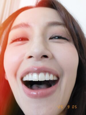 Phoebe Yuan Instagram - 今年真的不知道怎麼一回事，像是被雷打到『轟』！一聲就來到九月了。但除了加了很多的忙碌之外，每天都還是很認真的過日子。

要是說今年上半年讓我最有感觸的，就是去看孫燕姿演唱會這整個過程了吧？因為從高中開始喜歡燕姿，每張專輯都有買，知道他終於又要來開演唱會，期待到不行很早就準備好了，（謝謝高中同學神之手幫忙買票），也借機回了好久沒回去的高雄。

演唱會中燕姿說其實他跟我們一樣，大部分時間都在過平凡的日子，想說今天要吃什麼？『祝你開心』『平日快樂』可以感受到他想要表達成為單純而平凡的人類、快樂的過每一天，也是很幸福的一件事啊！！長大了以後才聽懂他裡面好多的歌詞，都好對應著我從以前到現在各個時期階段的想法、人生、狀態。

高雄的兩天小假期，平靜悠閑又快樂，再回想起以前休假過年回高雄的時候，完全不在當下，永遠都沒有放鬆和開心，其實以前沒有不好啊！到底再不快樂什麼？總擔心離開螢光幕太久了，如果過完年沒有工作或是拍戲，在外人眼裡好像就是工作不順遂，然後就真的過氣每況愈下了。以前被教育得不夠積極、沒有競爭心就等於機會要被別人搶走，每天擔心自己不夠努力、不夠會社交、不夠會耍心機，深怕哪天運氣來的時候沒有抓到，一切所有的一切好像都在告訴你說，就是要成為最特別、最厲害、最閃亮的那一顆巨星，才有資格擁有快樂。

但真的是這樣的嗎？誰說當個平凡的人就不能擁有快樂？現在做我舒服自在的工作、學習我有興趣的東西、每天想著等等要吃什麼，夾腳拖穿上就跟老魚到處跑來跑去，不再追求特別、不再吃力的要成為那個社會認爲的：入這行就該變成的好棒棒的明星模樣。我那天晚上跟秀容散步在駁二的街道上，宵夜跑去家附近的夜市吃炸臭豆腐，慶幸我想通了這件事，也慶幸經過社會洗禮一番後，我還是我，並且現在一切都好。

我覺得我很平凡，但很快樂。

（平時貼文不放音樂，很怕干擾大家，但這篇就是平日快樂這首歌的感觸，讓我破例一下吧！祝大家平日快樂！）

#平日快樂