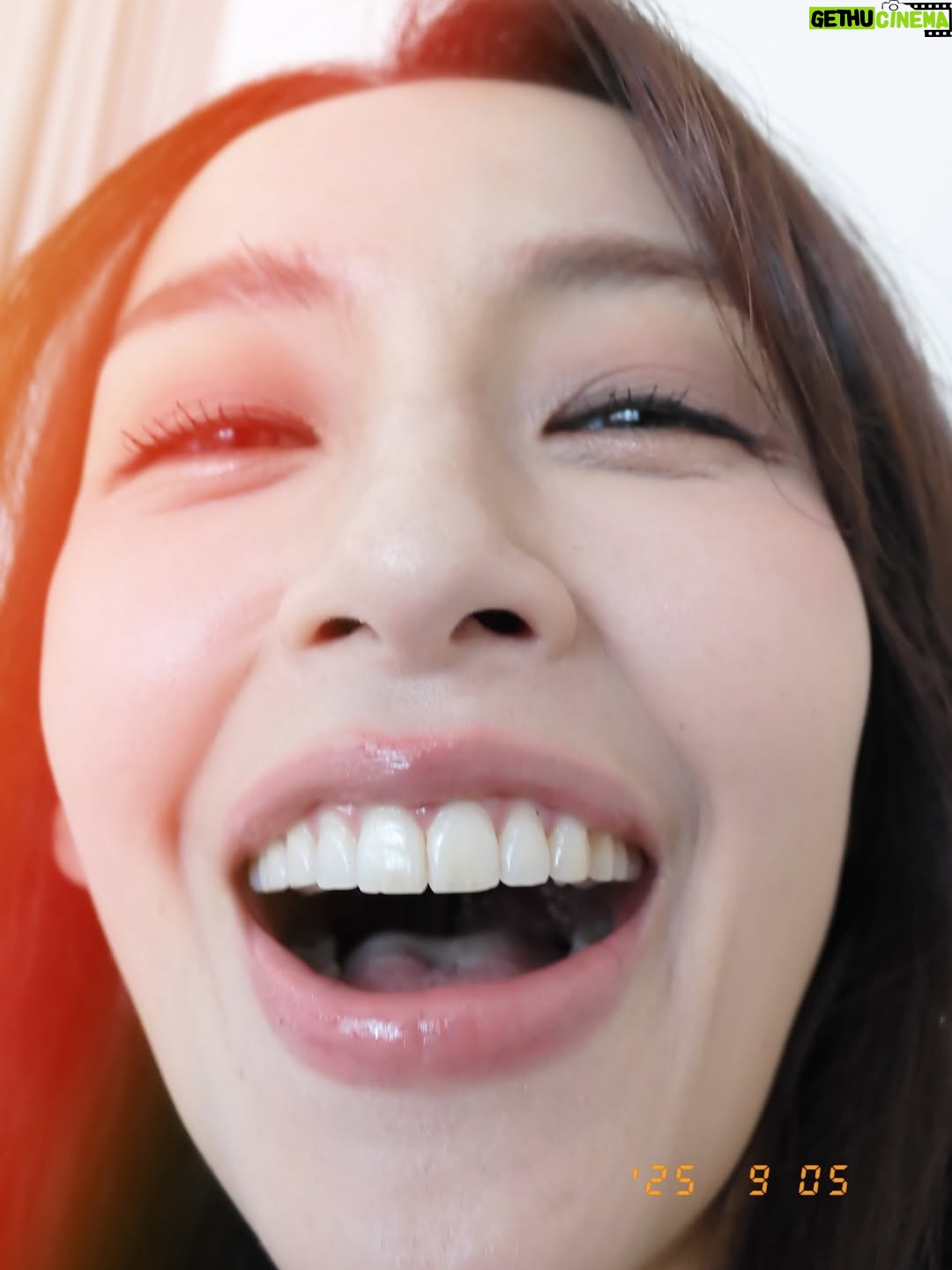 Phoebe Yuan - 10.5K Likes - 今年真的不知道怎麼一回事，像是被雷打到『轟』！一聲就來到九月了。但除了加了很多的忙碌之外，每天都還是很認真的過日子。

要是說今年上半年讓我最有感觸的，就是去看孫燕姿演唱會這整個過程了吧？因為從高中開始喜歡燕姿，每張專輯都有買，知道他終於又要來開演唱會，期待到不行很早就準備好了，（謝謝高中同學神之手幫忙買票），也借機回了好久沒回去的高雄。

演唱會中燕姿說其實他跟我們一樣，大部分時間都在過平凡的日子，想說今天要吃什麼？『祝你開心』『平日快樂』可以感受到他想要表達成為單純而平凡的人類、快樂的過每一天，也是很幸福的一件事啊！！長大了以後才聽懂他裡面好多的歌詞，都好對應著我從以前到現在各個時期階段的想法、人生、狀態。

高雄的兩天小假期，平靜悠閑又快樂，再回想起以前休假過年回高雄的時候，完全不在當下，永遠都沒有放鬆和開心，其實以前沒有不好啊！到底再不快樂什麼？總擔心離開螢光幕太久了，如果過完年沒有工作或是拍戲，在外人眼裡好像就是工作不順遂，然後就真的過氣每況愈下了。以前被教育得不夠積極、沒有競爭心就等於機會要被別人搶走，每天擔心自己不夠努力、不夠會社交、不夠會耍心機，深怕哪天運氣來的時候沒有抓到，一切所有的一切好像都在告訴你說，就是要成為最特別、最厲害、最閃亮的那一顆巨星，才有資格擁有快樂。

但真的是這樣的嗎？誰說當個平凡的人就不能擁有快樂？現在做我舒服自在的工作、學習我有興趣的東西、每天想著等等要吃什麼，夾腳拖穿上就跟老魚到處跑來跑去，不再追求特別、不再吃力的要成為那個社會認爲的：入這行就該變成的好棒棒的明星模樣。我那天晚上跟秀容散步在駁二的街道上，宵夜跑去家附近的夜市吃炸臭豆腐，慶幸我想通了這件事，也慶幸經過社會洗禮一番後，我還是我，並且現在一切都好。

我覺得我很平凡，但很快樂。

（平時貼文不放音樂，很怕干擾大家，但這篇就是平日快樂這首歌的感觸，讓我破例一下吧！祝大家平日快樂！）

#平日快樂