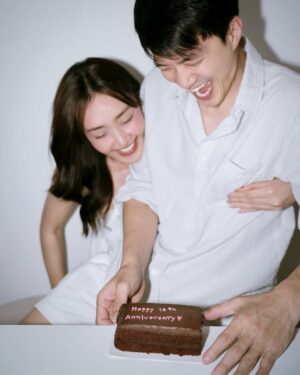 Pichukkana Wongsarattanasin Instagram - 🎉🎂 Happy Birthday & 13th Anniversary to us 💕🫶🏻 ขอให้พี่มีความสุขมากๆ ขอบคุณสำหรับทุกอย่างเลยน้า 🤍 เติบโตไปด้วยกัน หน้าพี่ช่วยไปตามอายุด้วย หน้าน้องจะตามทันแล้ว 5555 love uuu~ 🥰💕