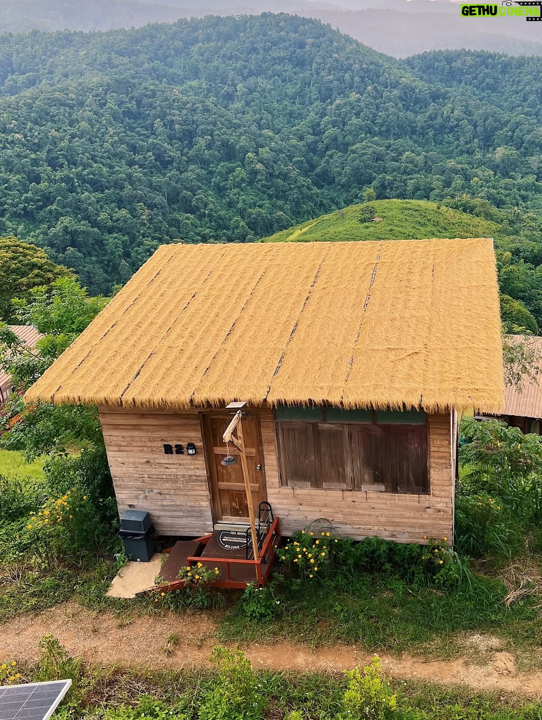 Pichukkana Wongsarattanasin - 62.2K Likes - 🌳🌦️🍃 แพร่หน้าฝน คนบ้านเฮาน่าฮัก 🥰😆 อากาศดีมาก วิวเปลี่ยนทุกชั่วโมงเลย นั่งดูได้ทั้งวันจริงๆ~  #ไร่ลุงลอน