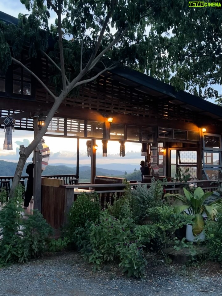 Pichukkana Wongsarattanasin - 62.2K Likes - 🌳🌦️🍃 แพร่หน้าฝน คนบ้านเฮาน่าฮัก 🥰😆 อากาศดีมาก วิวเปลี่ยนทุกชั่วโมงเลย นั่งดูได้ทั้งวันจริงๆ~  #ไร่ลุงลอน