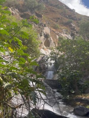 Pierina Carcelén Instagram - Agua, mucha agua = mucha bendición 🩵
Un regalo haberme traído hasta este paraíso en la sierra limeña. Gratitud a los guardianes de esta mágica ruta de tanta agüita y viento, de sol brillante y poderosas montañas. Que mas se puede pedir ?
#lamagiadeloselementos #mamanaturaleza #pachamamita #sierralimeña #autocuidado #metengo #mesostengo #meescucho #mehagocargo #meamo #escapadasurbanas