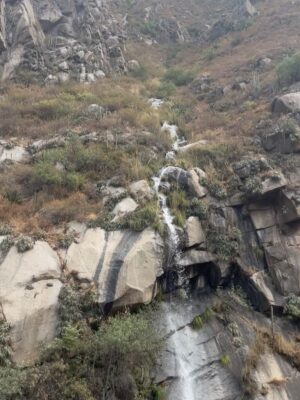 Pierina Carcelén Instagram - Agua, mucha agua = mucha bendición 🩵
Un regalo haberme traído hasta este paraíso en la sierra limeña. Gratitud a los guardianes de esta mágica ruta de tanta agüita y viento, de sol brillante y poderosas montañas. Que mas se puede pedir ?
#lamagiadeloselementos #mamanaturaleza #pachamamita #sierralimeña #autocuidado #metengo #mesostengo #meescucho #mehagocargo #meamo #escapadasurbanas