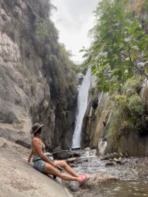 Pierina Carcelén Instagram - Agua, mucha agua = mucha bendición 🩵
Un regalo haberme traído hasta este paraíso en la sierra limeña. Gratitud a los guardianes de esta mágica ruta de tanta agüita y viento, de sol brillante y poderosas montañas. Que mas se puede pedir ?
#lamagiadeloselementos #mamanaturaleza #pachamamita #sierralimeña #autocuidado #metengo #mesostengo #meescucho #mehagocargo #meamo #escapadasurbanas