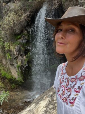 Pierina Carcelén Instagram - Se lo que necesito , lo que me hace bien y me nutre entera . Soy la responsable de dármelo, de cuidarme, escucharme, respetarme y de engreirme.
Gracias por estos lugares cerca a la ciudad donde la mamá Naturaleza evidencia los elementos que la conforman : poderosas montañas, ríos y cascadas, el calor y abrazo del Sol, el cambiante e inspirador viento. Todo sostenido por esa magia universal del Amor, la Armonía y la Belleza ✨❤️
Leyenda fotográfica:
- 1,2 y 3: Cascada Huanchacara
- 4,5 y 6: rincones de Collana, un pueblo a 3900 msnm que aún está habitado por personas de todas las edades (el único de la zona) , (inevitable la tele en la bodega donde justo pasaban la promo de la próxima novela de Latina, Eres mi bien 🙌🏽✨)
- 7: costumbres: canto a la siembra
- 8: imponente Apu
- 9,10: paisajes del camino (7hrs. En total 😅)
- 11,12: rostros de seres del camino (los ves?)
- 13: otra de Collana (y yo 😊)
- 14: sol en mi 😍
- 15: mi refugio por estas noches, con terraza y súper vista @vrindavanperu , hermoso proyecto para la vida sana y sencilla (más de esos por favor 🙏🏽)
…