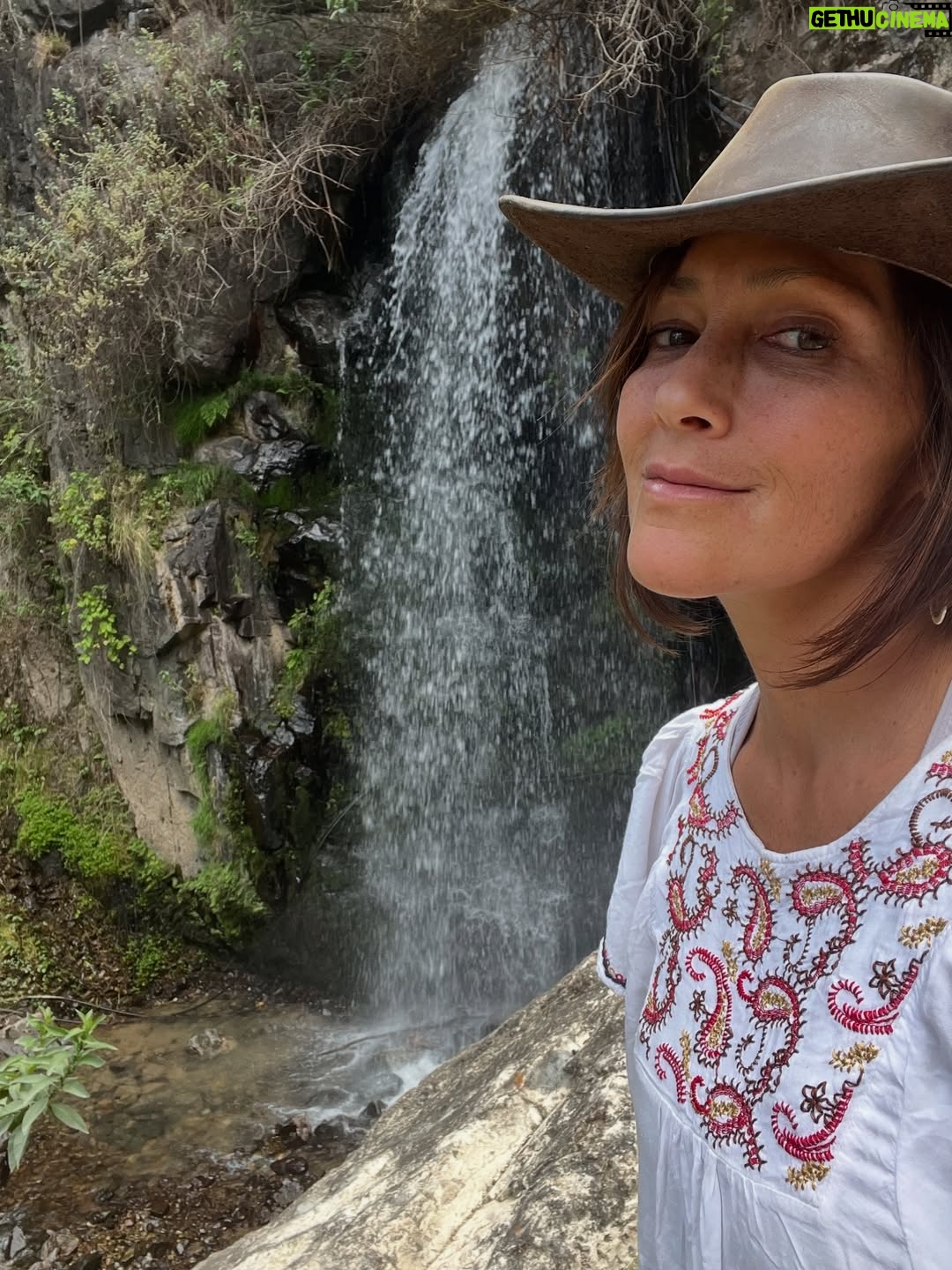 Pierina Carcelén - 2.7K Likes - Se lo que necesito , lo que me hace bien y me nutre entera . Soy la responsable de dármelo, de cuidarme, escucharme, respetarme y de engreirme.
Gracias por estos lugares cerca a la ciudad donde la mamá Naturaleza evidencia los elementos que la conforman : poderosas montañas, ríos y cascadas, el calor y abrazo del Sol, el cambiante e inspirador viento. Todo sostenido por esa magia universal del Amor, la Armonía y la Belleza ✨❤️

Leyenda fotográfica:

- 1,2 y 3: Cascada Huanchacara
- 4,5 y 6: rincones de Collana, un pueblo a 3900 msnm que aún está habitado por personas de todas las edades (el único de la zona) , (inevitable la tele en la bodega donde justo pasaban la promo de la próxima novela de Latina, Eres mi bien 🙌🏽✨)
- 7: costumbres: canto a la siembra 
- 8: imponente Apu
- 9,10: paisajes del camino (7hrs. En total 😅)
- 11,12: rostros de seres del camino (los ves?)
- 13: otra de Collana (y yo 😊)
- 14: sol en mi 😍
- 15: mi refugio por estas noches, con terraza y súper vista  @vrindavanperu , hermoso proyecto para la vida sana y sencilla (más de esos por favor 🙏🏽)
…