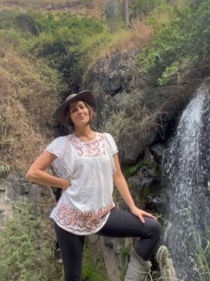 Pierina Carcelén Instagram - Se lo que necesito , lo que me hace bien y me nutre entera . Soy la responsable de dármelo, de cuidarme, escucharme, respetarme y de engreirme.
Gracias por estos lugares cerca a la ciudad donde la mamá Naturaleza evidencia los elementos que la conforman : poderosas montañas, ríos y cascadas, el calor y abrazo del Sol, el cambiante e inspirador viento. Todo sostenido por esa magia universal del Amor, la Armonía y la Belleza ✨❤️
Leyenda fotográfica:
- 1,2 y 3: Cascada Huanchacara
- 4,5 y 6: rincones de Collana, un pueblo a 3900 msnm que aún está habitado por personas de todas las edades (el único de la zona) , (inevitable la tele en la bodega donde justo pasaban la promo de la próxima novela de Latina, Eres mi bien 🙌🏽✨)
- 7: costumbres: canto a la siembra
- 8: imponente Apu
- 9,10: paisajes del camino (7hrs. En total 😅)
- 11,12: rostros de seres del camino (los ves?)
- 13: otra de Collana (y yo 😊)
- 14: sol en mi 😍
- 15: mi refugio por estas noches, con terraza y súper vista @vrindavanperu , hermoso proyecto para la vida sana y sencilla (más de esos por favor 🙏🏽)
…
