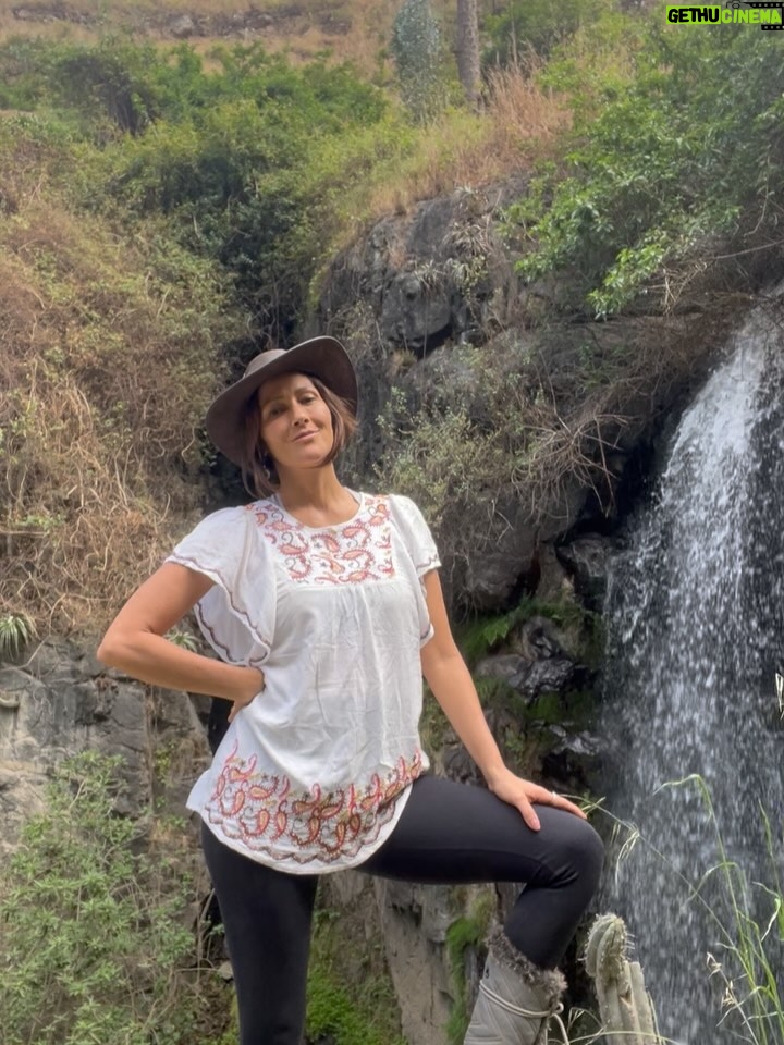 Pierina Carcelén - 2.7K Likes - Se lo que necesito , lo que me hace bien y me nutre entera . Soy la responsable de dármelo, de cuidarme, escucharme, respetarme y de engreirme.
Gracias por estos lugares cerca a la ciudad donde la mamá Naturaleza evidencia los elementos que la conforman : poderosas montañas, ríos y cascadas, el calor y abrazo del Sol, el cambiante e inspirador viento. Todo sostenido por esa magia universal del Amor, la Armonía y la Belleza ✨❤️

Leyenda fotográfica:

- 1,2 y 3: Cascada Huanchacara
- 4,5 y 6: rincones de Collana, un pueblo a 3900 msnm que aún está habitado por personas de todas las edades (el único de la zona) , (inevitable la tele en la bodega donde justo pasaban la promo de la próxima novela de Latina, Eres mi bien 🙌🏽✨)
- 7: costumbres: canto a la siembra 
- 8: imponente Apu
- 9,10: paisajes del camino (7hrs. En total 😅)
- 11,12: rostros de seres del camino (los ves?)
- 13: otra de Collana (y yo 😊)
- 14: sol en mi 😍
- 15: mi refugio por estas noches, con terraza y súper vista  @vrindavanperu , hermoso proyecto para la vida sana y sencilla (más de esos por favor 🙏🏽)
…