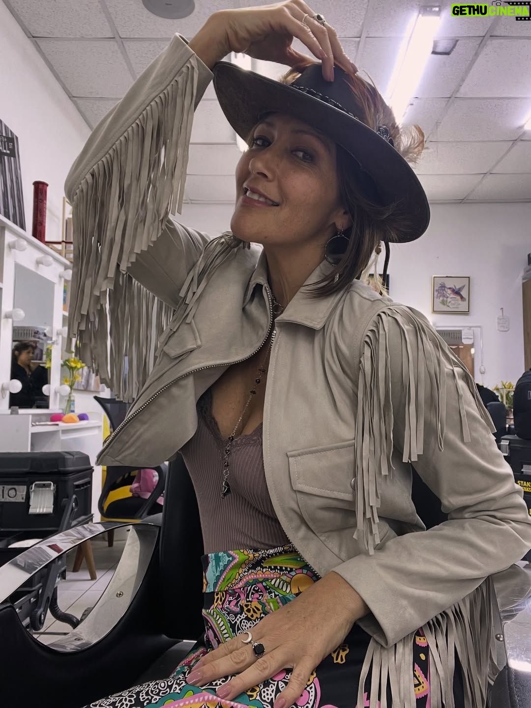 Pierina Carcelén - 1.2K Likes - Llevarme a bailar con la pura energía de la medicina del Cacao, de las ganas de mover del cuerpo y de compartir con una comunidad que reconoce la magia del movimiento es tan sanador que me olvido de tomar alguna foto o video , así que me quedo con el registro de lo previo, y lo demás, impregnado en mi ser ✨