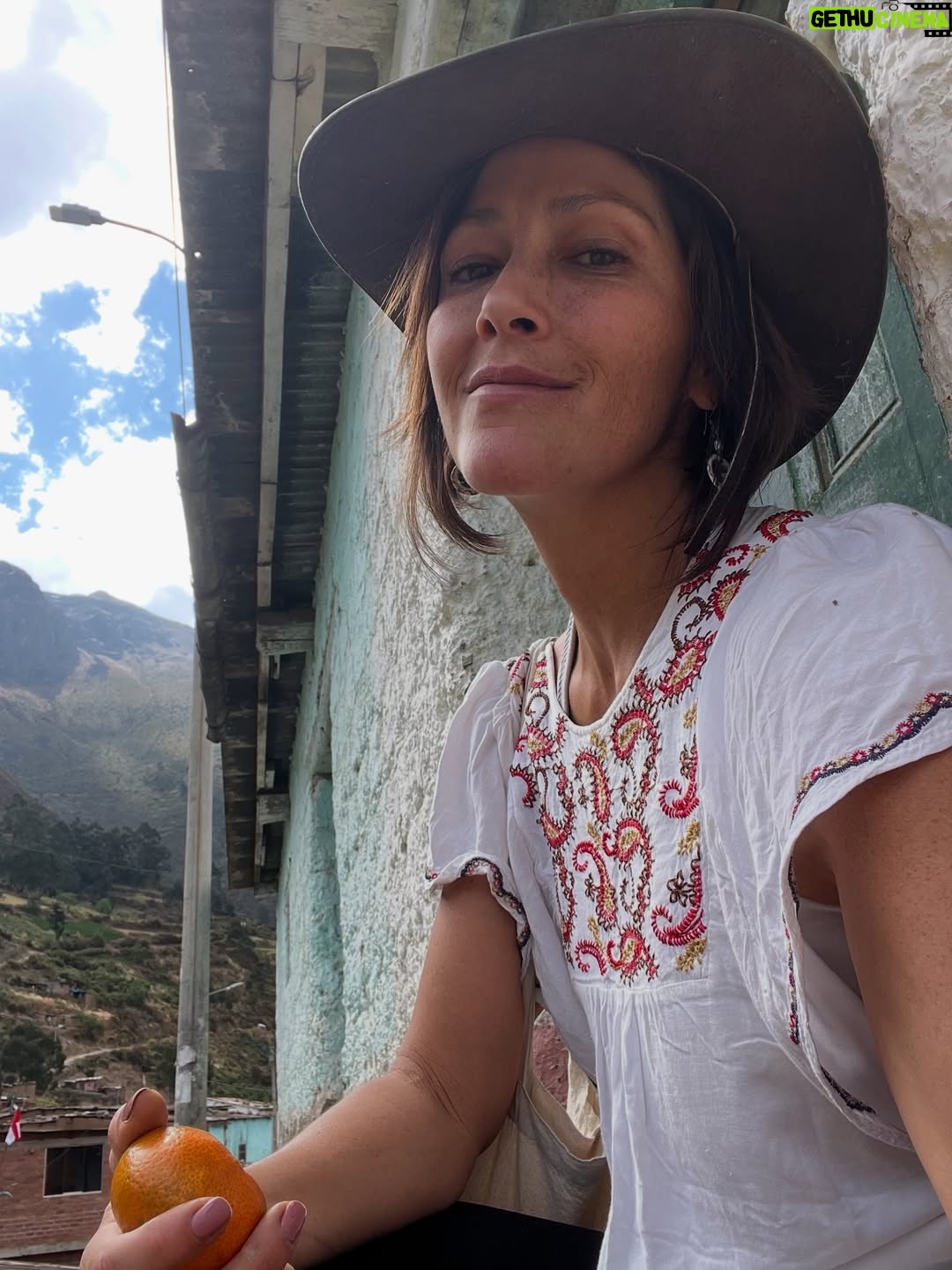 Pierina Carcelén - 2.7K Likes - Se lo que necesito , lo que me hace bien y me nutre entera . Soy la responsable de dármelo, de cuidarme, escucharme, respetarme y de engreirme.
Gracias por estos lugares cerca a la ciudad donde la mamá Naturaleza evidencia los elementos que la conforman : poderosas montañas, ríos y cascadas, el calor y abrazo del Sol, el cambiante e inspirador viento. Todo sostenido por esa magia universal del Amor, la Armonía y la Belleza ✨❤️

Leyenda fotográfica:

- 1,2 y 3: Cascada Huanchacara
- 4,5 y 6: rincones de Collana, un pueblo a 3900 msnm que aún está habitado por personas de todas las edades (el único de la zona) , (inevitable la tele en la bodega donde justo pasaban la promo de la próxima novela de Latina, Eres mi bien 🙌🏽✨)
- 7: costumbres: canto a la siembra 
- 8: imponente Apu
- 9,10: paisajes del camino (7hrs. En total 😅)
- 11,12: rostros de seres del camino (los ves?)
- 13: otra de Collana (y yo 😊)
- 14: sol en mi 😍
- 15: mi refugio por estas noches, con terraza y súper vista  @vrindavanperu , hermoso proyecto para la vida sana y sencilla (más de esos por favor 🙏🏽)
…