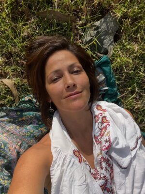 Pierina Carcelén Instagram - Se lo que necesito , lo que me hace bien y me nutre entera . Soy la responsable de dármelo, de cuidarme, escucharme, respetarme y de engreirme.
Gracias por estos lugares cerca a la ciudad donde la mamá Naturaleza evidencia los elementos que la conforman : poderosas montañas, ríos y cascadas, el calor y abrazo del Sol, el cambiante e inspirador viento. Todo sostenido por esa magia universal del Amor, la Armonía y la Belleza ✨❤️
Leyenda fotográfica:
- 1,2 y 3: Cascada Huanchacara
- 4,5 y 6: rincones de Collana, un pueblo a 3900 msnm que aún está habitado por personas de todas las edades (el único de la zona) , (inevitable la tele en la bodega donde justo pasaban la promo de la próxima novela de Latina, Eres mi bien 🙌🏽✨)
- 7: costumbres: canto a la siembra
- 8: imponente Apu
- 9,10: paisajes del camino (7hrs. En total 😅)
- 11,12: rostros de seres del camino (los ves?)
- 13: otra de Collana (y yo 😊)
- 14: sol en mi 😍
- 15: mi refugio por estas noches, con terraza y súper vista @vrindavanperu , hermoso proyecto para la vida sana y sencilla (más de esos por favor 🙏🏽)
…