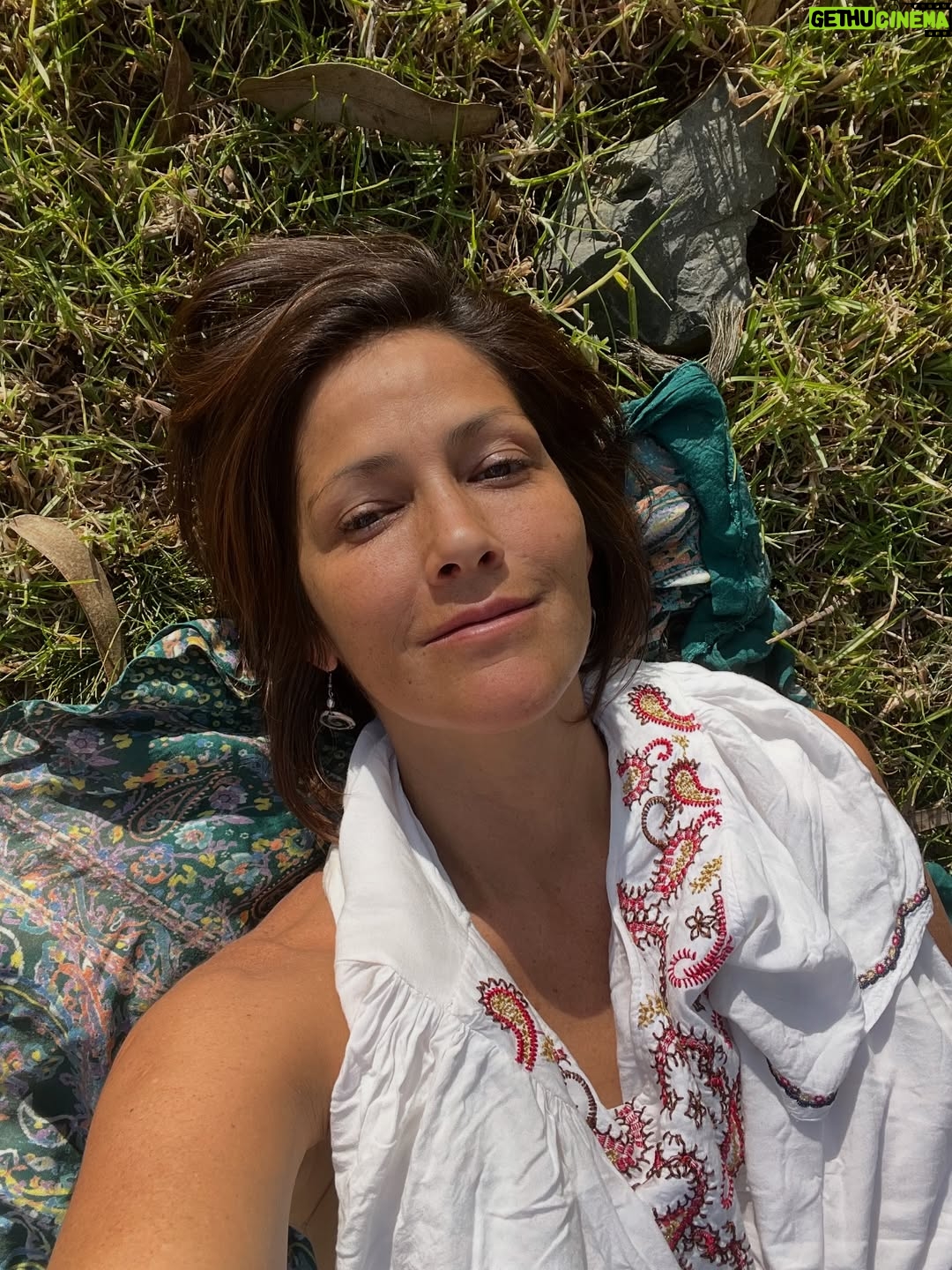 Pierina Carcelén - 2.7K Likes - Se lo que necesito , lo que me hace bien y me nutre entera . Soy la responsable de dármelo, de cuidarme, escucharme, respetarme y de engreirme.
Gracias por estos lugares cerca a la ciudad donde la mamá Naturaleza evidencia los elementos que la conforman : poderosas montañas, ríos y cascadas, el calor y abrazo del Sol, el cambiante e inspirador viento. Todo sostenido por esa magia universal del Amor, la Armonía y la Belleza ✨❤️

Leyenda fotográfica:

- 1,2 y 3: Cascada Huanchacara
- 4,5 y 6: rincones de Collana, un pueblo a 3900 msnm que aún está habitado por personas de todas las edades (el único de la zona) , (inevitable la tele en la bodega donde justo pasaban la promo de la próxima novela de Latina, Eres mi bien 🙌🏽✨)
- 7: costumbres: canto a la siembra 
- 8: imponente Apu
- 9,10: paisajes del camino (7hrs. En total 😅)
- 11,12: rostros de seres del camino (los ves?)
- 13: otra de Collana (y yo 😊)
- 14: sol en mi 😍
- 15: mi refugio por estas noches, con terraza y súper vista  @vrindavanperu , hermoso proyecto para la vida sana y sencilla (más de esos por favor 🙏🏽)
…
