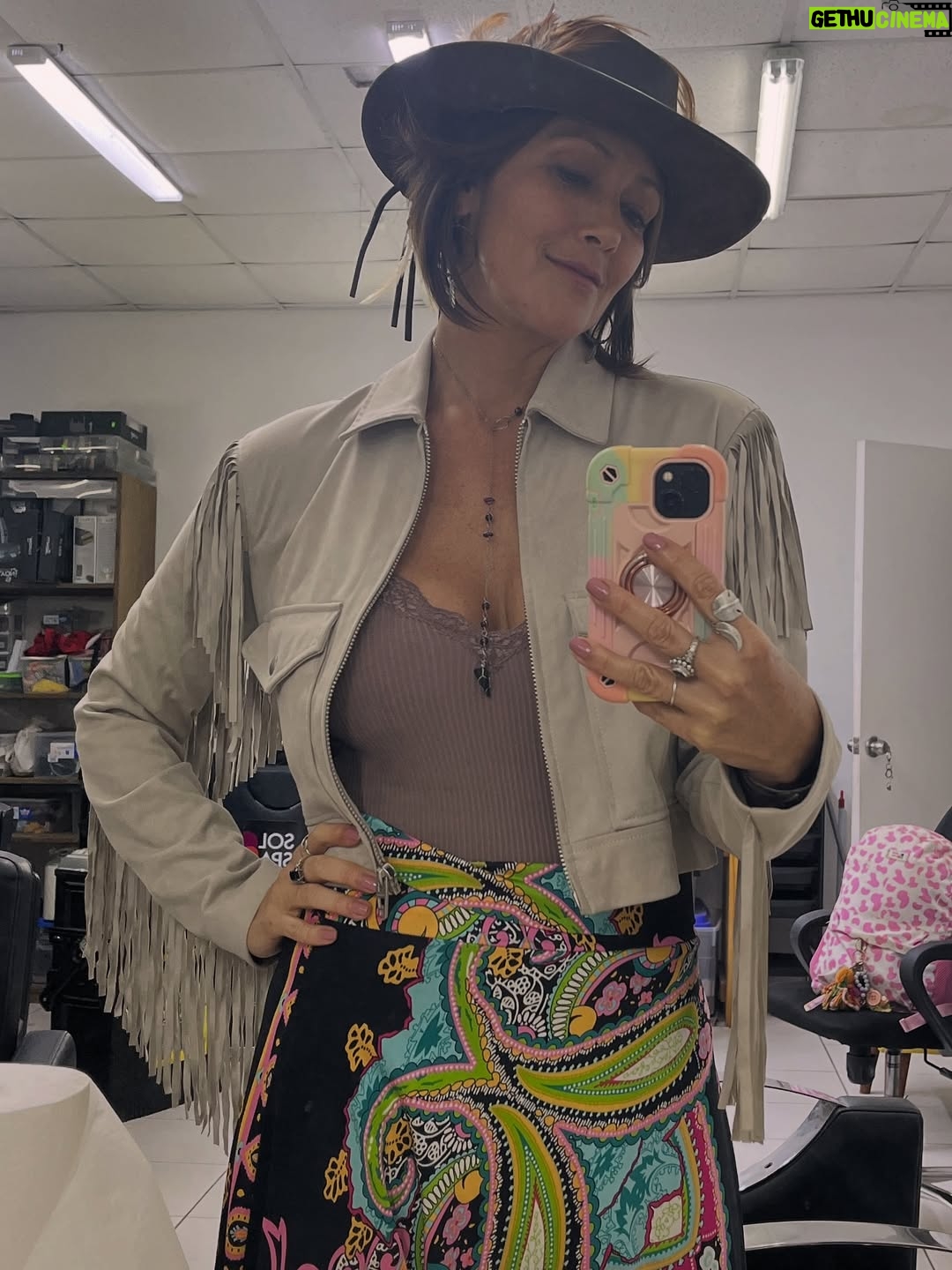 Pierina Carcelén - 1.2K Likes - Llevarme a bailar con la pura energía de la medicina del Cacao, de las ganas de mover del cuerpo y de compartir con una comunidad que reconoce la magia del movimiento es tan sanador que me olvido de tomar alguna foto o video , así que me quedo con el registro de lo previo, y lo demás, impregnado en mi ser ✨