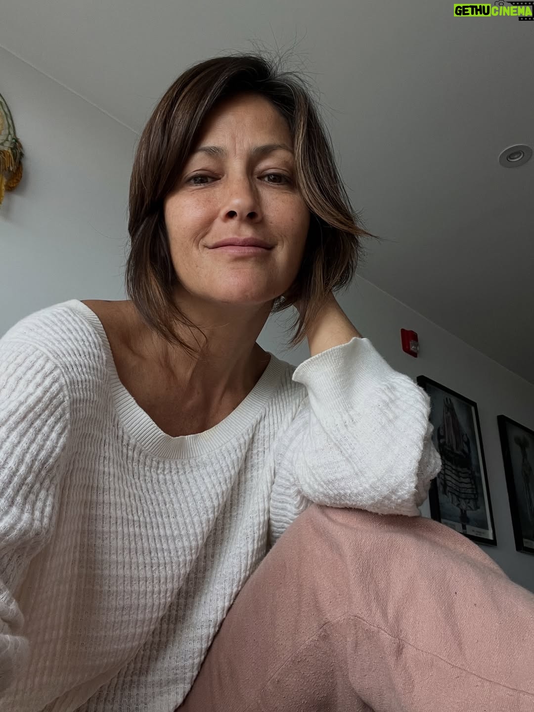 Pierina Carcelén - 1.8K Likes - De mañanita y sin filtros, iluminada por la luz de un sol que brilla tímido a través de mi ventana, detrás del colchón de nubes que cubre mi ciudad. La promesa de la Primavera me anima, soy un ser de Sol, aprendiendo a que su luz brilla dentro de mi ✨🌻💛