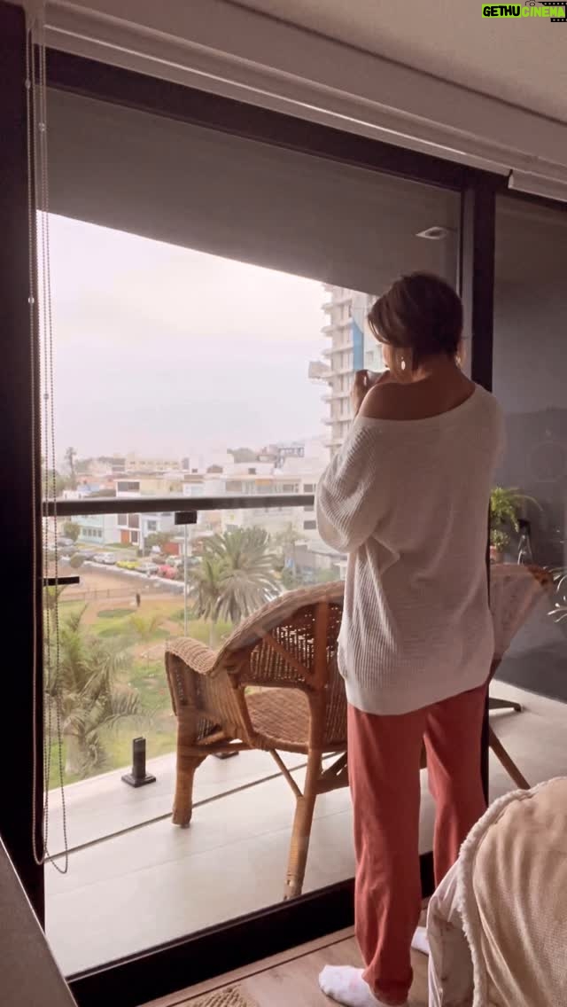 Pierina Carcelén - 332 Likes - Reconocer lo que nos hace bien es una forma de tomar responsabilidad por nuestra salud, nuestra alegría, nuestro bienestar integral. 
Es tomar el poder que tenemos de vivir como deseamos. 
No siempre logro a la perfección cada detalle, pero tengo una guía que me devuelve a mi cada mañana con ciertos ritualitos como el orden, la calma de la meditación y de disfrutar sin prisa un buen @caffe.peruano , el movimiento que calienta mi cuerpo y mi corazón y la conexión con la naturaleza.
Y tú , cuáles son esos rituales que te hacen bien para empezar tu día ?
