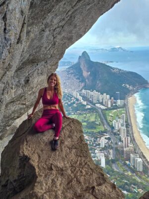 Pimpinha Jardim Instagram - A Pedra da Gavea é o maior bloco de pedra a beira-mar do planeta com 842m de altura, uma das trilhas mais desafiantes do Rio de Janeiro! Um local iconico, com uma energia inacreditável. Mais um desafio superarado com um grande significado. A subida pela floresta da Tijuca é uma experiência inexplicável. Foram 7 horas de adrenalina e contacto com a natureza. Um dia que jamais irei esquecer 💚🇧🇷.
.
Obrigada ao melhor guia @williamtourguide