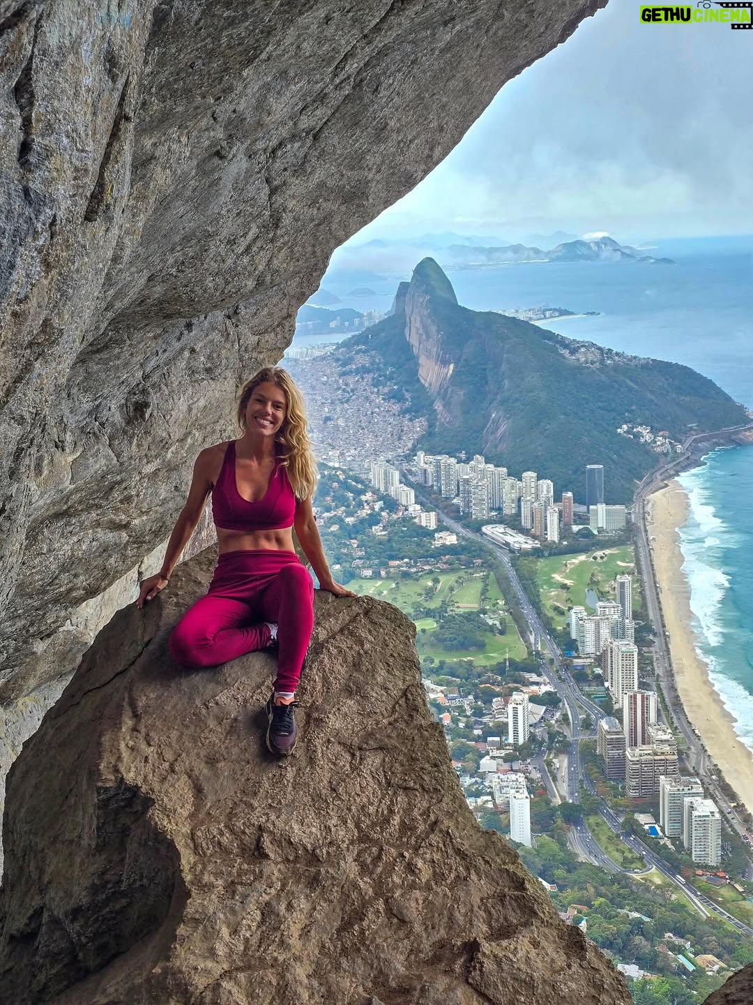 Pimpinha Jardim - 15.9K Likes - A Pedra da Gavea é o maior bloco de pedra a beira-mar do planeta com 842m de altura, uma das trilhas mais desafiantes do Rio de Janeiro! Um local iconico, com uma energia inacreditável. Mais um desafio superarado com um  grande significado. A subida pela floresta da Tijuca é uma experiência inexplicável. Foram 7 horas de adrenalina e contacto com a natureza. Um dia que jamais irei esquecer 💚🇧🇷.
.
Obrigada ao melhor guia @williamtourguide