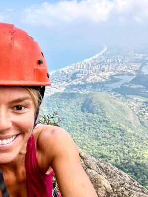 Pimpinha Jardim Instagram - A Pedra da Gavea é o maior bloco de pedra a beira-mar do planeta com 842m de altura, uma das trilhas mais desafiantes do Rio de Janeiro! Um local iconico, com uma energia inacreditável. Mais um desafio superarado com um grande significado. A subida pela floresta da Tijuca é uma experiência inexplicável. Foram 7 horas de adrenalina e contacto com a natureza. Um dia que jamais irei esquecer 💚🇧🇷.
.
Obrigada ao melhor guia @williamtourguide