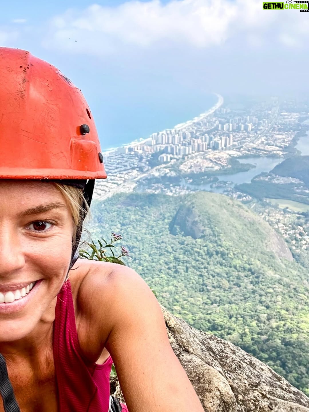 Pimpinha Jardim - 15.9K Likes - A Pedra da Gavea é o maior bloco de pedra a beira-mar do planeta com 842m de altura, uma das trilhas mais desafiantes do Rio de Janeiro! Um local iconico, com uma energia inacreditável. Mais um desafio superarado com um  grande significado. A subida pela floresta da Tijuca é uma experiência inexplicável. Foram 7 horas de adrenalina e contacto com a natureza. Um dia que jamais irei esquecer 💚🇧🇷.
.
Obrigada ao melhor guia @williamtourguide