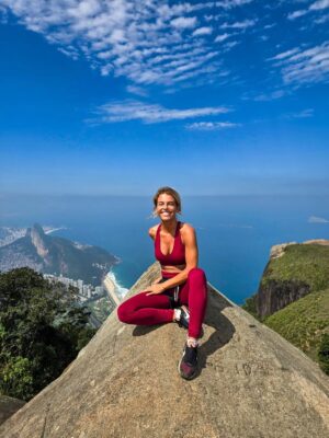 Pimpinha Jardim Instagram - A Pedra da Gavea é o maior bloco de pedra a beira-mar do planeta com 842m de altura, uma das trilhas mais desafiantes do Rio de Janeiro! Um local iconico, com uma energia inacreditável. Mais um desafio superarado com um grande significado. A subida pela floresta da Tijuca é uma experiência inexplicável. Foram 7 horas de adrenalina e contacto com a natureza. Um dia que jamais irei esquecer 💚🇧🇷.
.
Obrigada ao melhor guia @williamtourguide