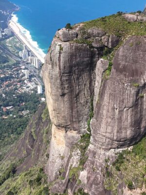 Pimpinha Jardim Instagram - A Pedra da Gavea é o maior bloco de pedra a beira-mar do planeta com 842m de altura, uma das trilhas mais desafiantes do Rio de Janeiro! Um local iconico, com uma energia inacreditável. Mais um desafio superarado com um grande significado. A subida pela floresta da Tijuca é uma experiência inexplicável. Foram 7 horas de adrenalina e contacto com a natureza. Um dia que jamais irei esquecer 💚🇧🇷.
.
Obrigada ao melhor guia @williamtourguide