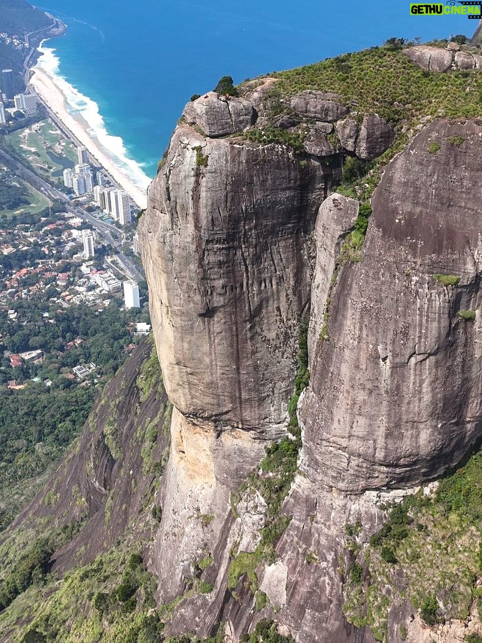 Pimpinha Jardim - 15.9K Likes - A Pedra da Gavea é o maior bloco de pedra a beira-mar do planeta com 842m de altura, uma das trilhas mais desafiantes do Rio de Janeiro! Um local iconico, com uma energia inacreditável. Mais um desafio superarado com um  grande significado. A subida pela floresta da Tijuca é uma experiência inexplicável. Foram 7 horas de adrenalina e contacto com a natureza. Um dia que jamais irei esquecer 💚🇧🇷.
.
Obrigada ao melhor guia @williamtourguide
