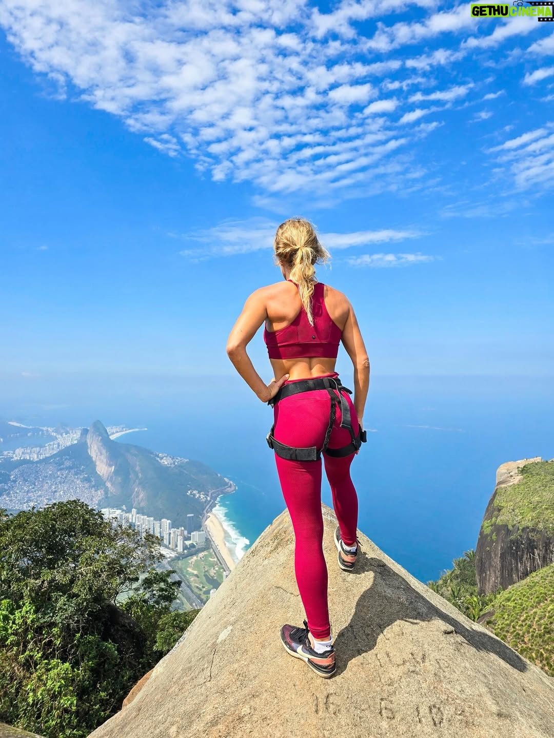 Pimpinha Jardim - 15.9K Likes - A Pedra da Gavea é o maior bloco de pedra a beira-mar do planeta com 842m de altura, uma das trilhas mais desafiantes do Rio de Janeiro! Um local iconico, com uma energia inacreditável. Mais um desafio superarado com um  grande significado. A subida pela floresta da Tijuca é uma experiência inexplicável. Foram 7 horas de adrenalina e contacto com a natureza. Um dia que jamais irei esquecer 💚🇧🇷.
.
Obrigada ao melhor guia @williamtourguide