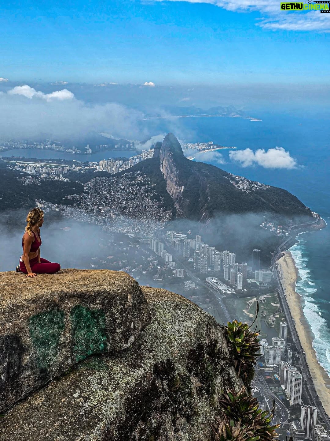 Pimpinha Jardim - 15.9K Likes - A Pedra da Gavea é o maior bloco de pedra a beira-mar do planeta com 842m de altura, uma das trilhas mais desafiantes do Rio de Janeiro! Um local iconico, com uma energia inacreditável. Mais um desafio superarado com um  grande significado. A subida pela floresta da Tijuca é uma experiência inexplicável. Foram 7 horas de adrenalina e contacto com a natureza. Um dia que jamais irei esquecer 💚🇧🇷.
.
Obrigada ao melhor guia @williamtourguide
