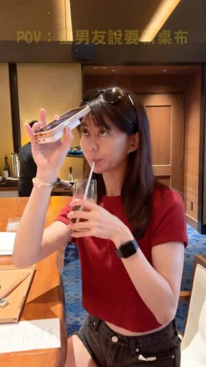 Ping-Ya Tai Instagram - 據說同事都用這個角度拍報備照給男友
為什麼我的跟別人不一樣？