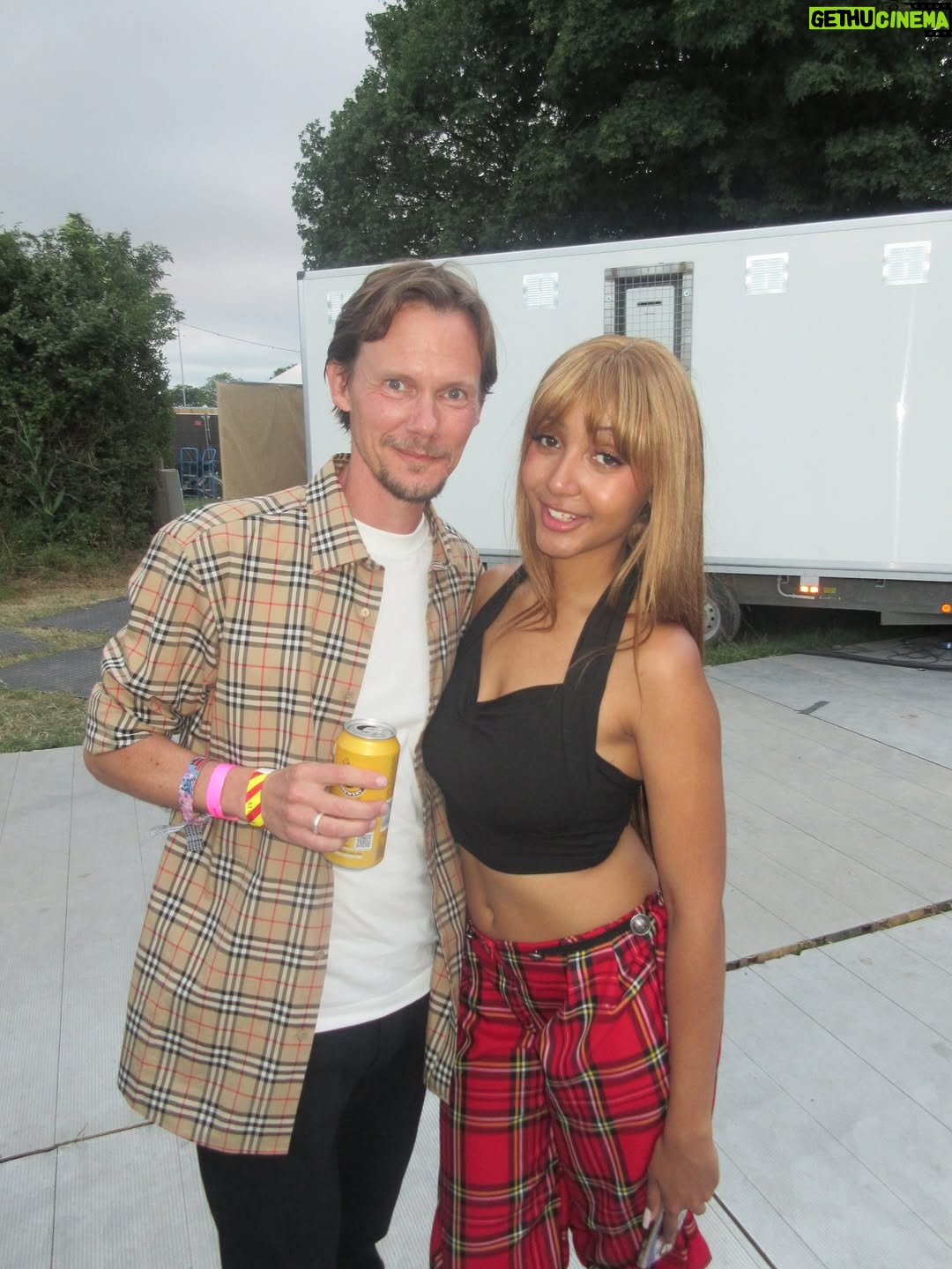 PinkPantheress - 446.2K Likes - OMLLLLL my first glastonbury, and ofc i had to bring my tap dancer 😹had such an amazing time you have no effing idea. it was at this moment that i lost control and nearly cried my lashes off, but i didnt, but i should’ve. i loved it, thank you everyone for showing me support #glastonbury i love it here.
and ofc @justjackmusic jack coming and being legendary on stage with me, what did i do to deserve you??? thank you all