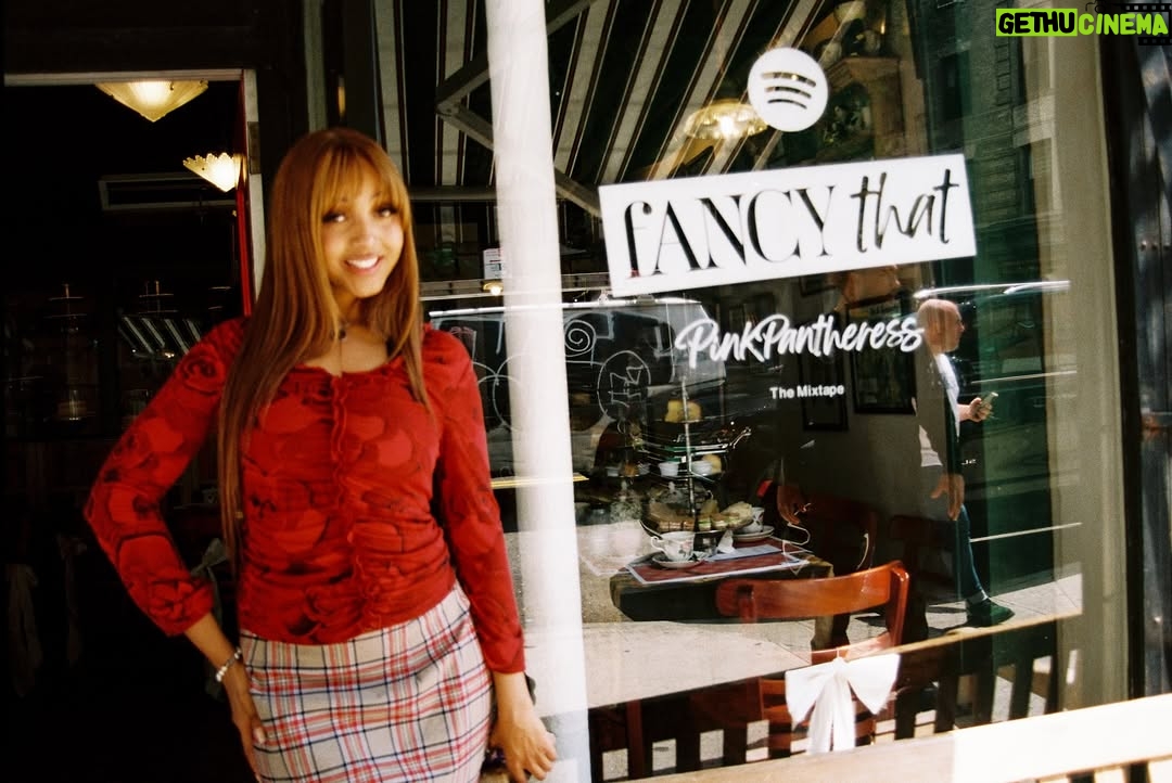 PinkPantheress - 374.4K Likes - SURPRISE GUYS IM OPENING MY FIRST CAFE… 

joking i wish but the tea party was so fab, even the billboards showed up. Fancy that xx💋😽🫖🇬🇧🤭 
Tysm @spotify @spotifyuk