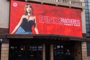 PinkPantheress Instagram - SURPRISE GUYS IM OPENING MY FIRST CAFE… 

joking i wish but the tea party was so fab, even the billboards showed up. Fancy that xx💋😽🫖🇬🇧🤭 
Tysm @spotify @spotifyuk