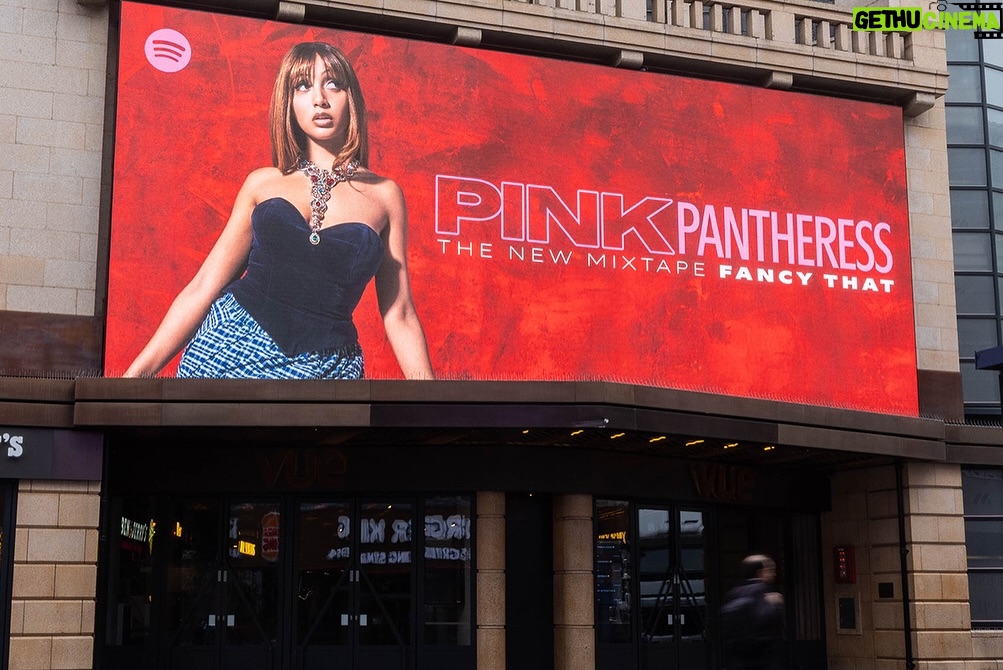 PinkPantheress - 374.4K Likes - SURPRISE GUYS IM OPENING MY FIRST CAFE… 

joking i wish but the tea party was so fab, even the billboards showed up. Fancy that xx💋😽🫖🇬🇧🤭 
Tysm @spotify @spotifyuk
