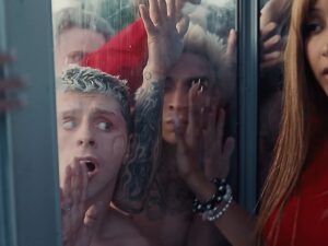 PinkPantheress Instagram - STATESIDE MV IS OUT, yes we dead ass shot this outside jcpenney

this is my personal favourite track on the project and i couldn’t have completed it without the amazing people inside and OUT of the studio prod me   @itsthedare 

additional production from @akselarvid @glasear @countbaldor @3scphil @jkarri_ @carolineailin for help on this amazing hook! 

And thank you SO SO MUCH @emmadrew for the KITCHIEST video in the shortest amount of time 🕰️ 
edited by @la.uzza   @fredgowers 

cover art by @svbih   @martinuhrecky 
shot by @k.aigillespie 
we are so back