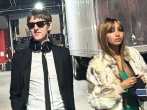 PinkPantheress Instagram - STATESIDE MV IS OUT, yes we dead ass shot this outside jcpenney

this is my personal favourite track on the project and i couldn’t have completed it without the amazing people inside and OUT of the studio prod me   @itsthedare 

additional production from @akselarvid @glasear @countbaldor @3scphil @jkarri_ @carolineailin for help on this amazing hook! 

And thank you SO SO MUCH @emmadrew for the KITCHIEST video in the shortest amount of time 🕰️ 
edited by @la.uzza   @fredgowers 

cover art by @svbih   @martinuhrecky 
shot by @k.aigillespie 
we are so back