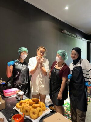 Pinkan Mambo Instagram - BTS bersama pegawai donat, ditunggu videonya ya guysš«¶
Jangan lupa CO di bio ya guys ada donat, pisang goreng dan catering!! Ready setiap hari guys!! Cusss!!