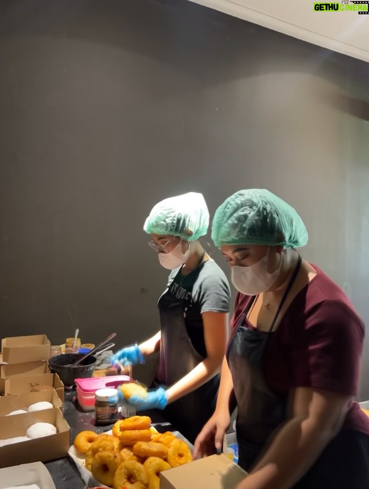 Pinkan Mambo - 9.3K Likes - BTS bersama pegawai donat, ditunggu videonya ya guys🫶 
Jangan lupa CO di bio ya guys ada donat, pisang goreng dan catering!! Ready setiap hari guys!! Cusss!!