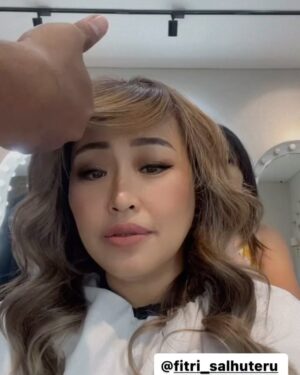 Pinkan Mambo Instagram - Guys kalian yang mau rambutnya bagus catnya kayak aku buruan datang aja ke bsd ke salonnya @fitri_salhuteru namanya @beautyhouseheadtotoe.official
Best recomended banget
Harga terjangkau dan sumpah gez bagus banget hasilnya..
suka banget sm penampilan baru aku
Warna rambutku paling bagus selama ini hanya bisa dibuat oleh salon langganan aku. Cobain deh temen temen love banget