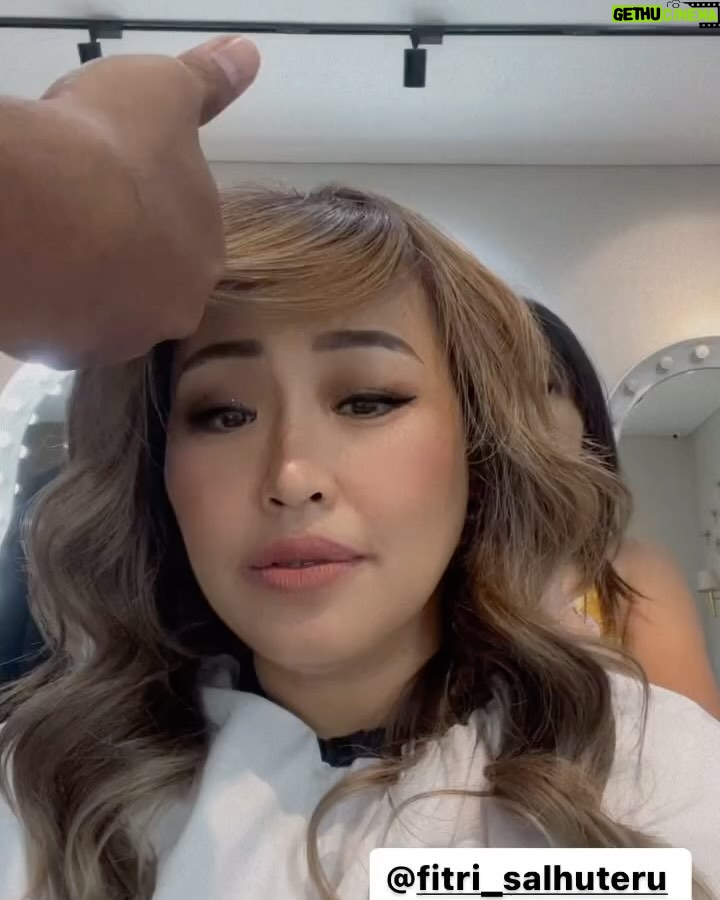 Pinkan Mambo - 4.1K Likes - Guys kalian yang mau rambutnya bagus catnya kayak aku buruan datang aja ke bsd ke salonnya @fitri_salhuteru namanya @beautyhouseheadtotoe.official 
Best recomended banget
Harga terjangkau dan sumpah gez bagus banget hasilnya.. 
suka banget sm penampilan baru aku 
Warna rambutku paling bagus selama ini hanya bisa dibuat oleh salon langganan aku. Cobain deh temen temen love banget