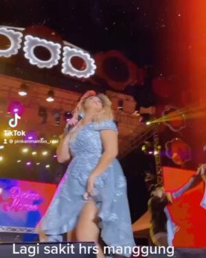 Pinkan Mambo Instagram - Lagi sakit manggung mau pisangsan di lagu trakhir .. sakit tp tetep hot dipangung